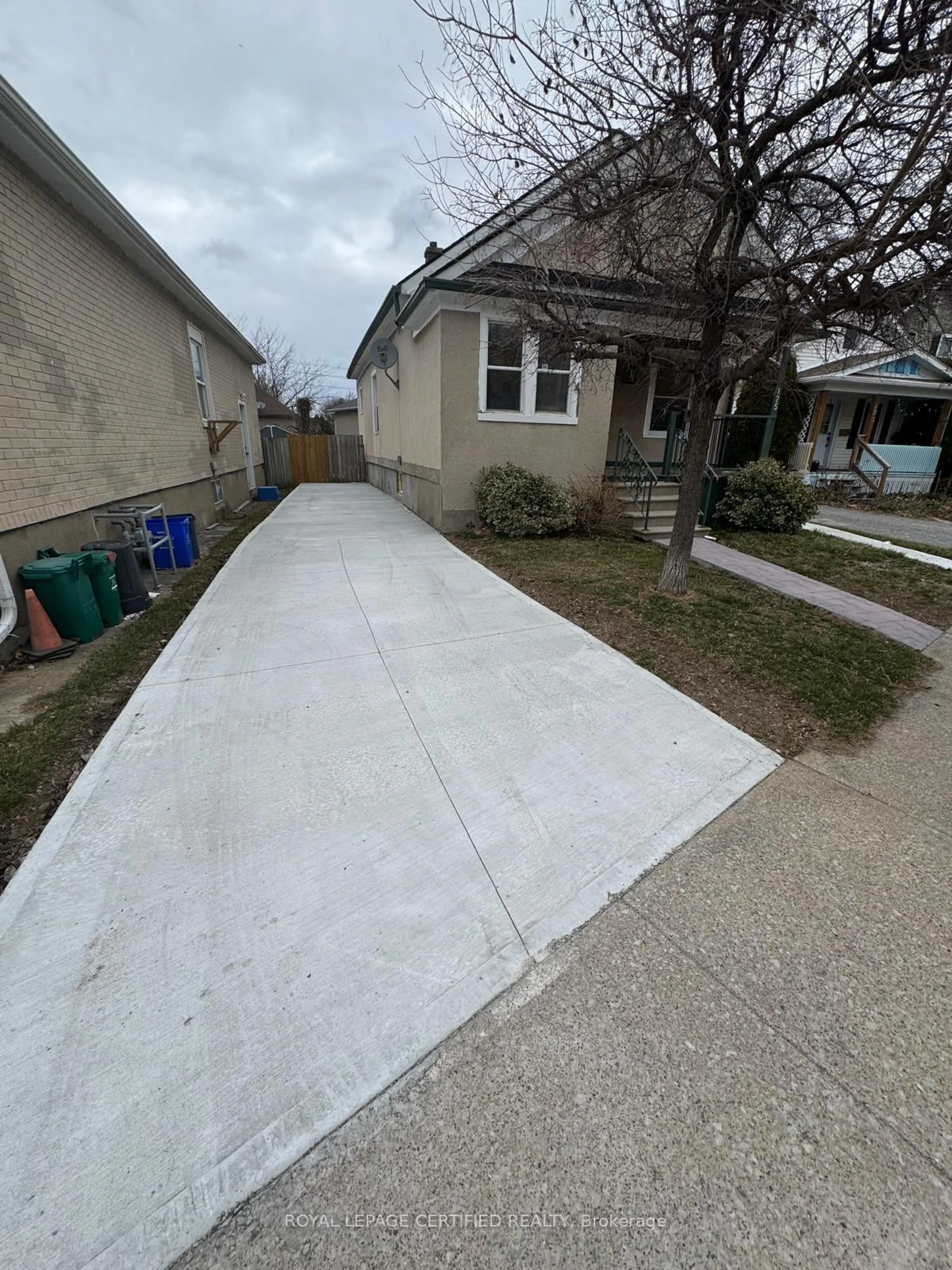 Unknown for 125 Grass Ave, St. Catharines Ontario L2R 1T3