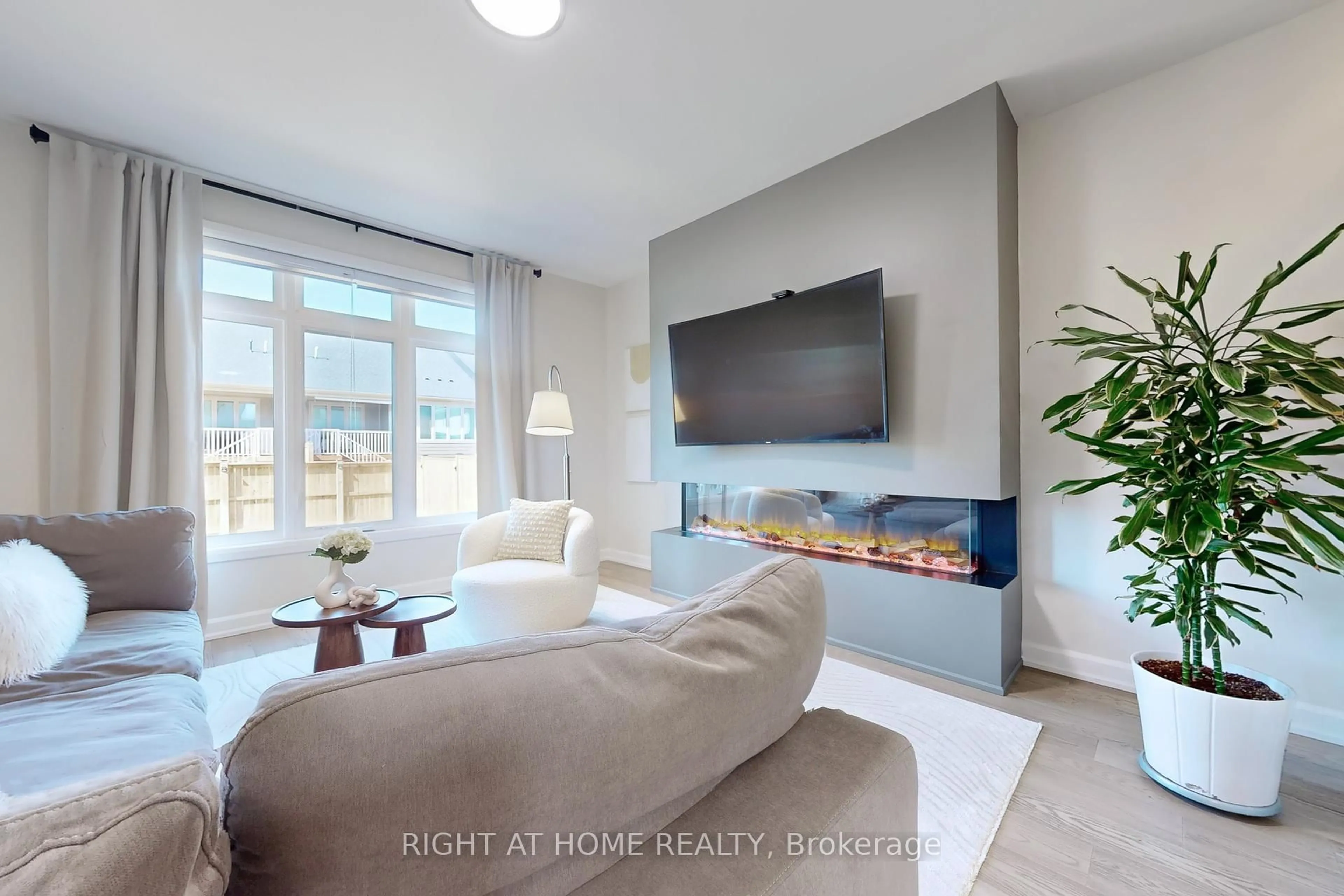 Living room with furniture, unknown for 3805 SIMPSON Lane, Fort Erie Ontario L2V 0K1