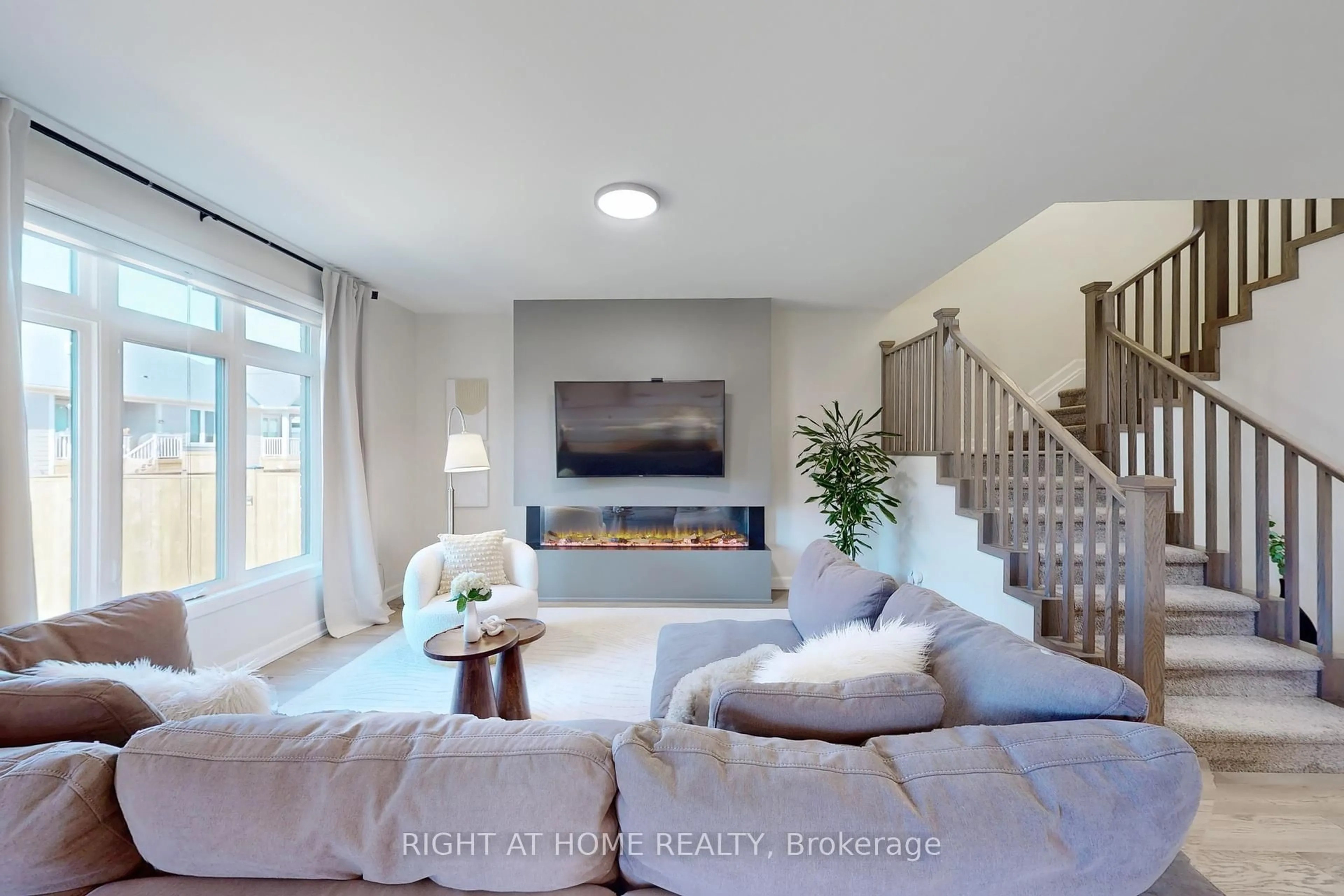 Living room with furniture, unknown for 3805 SIMPSON Lane, Fort Erie Ontario L2V 0K1