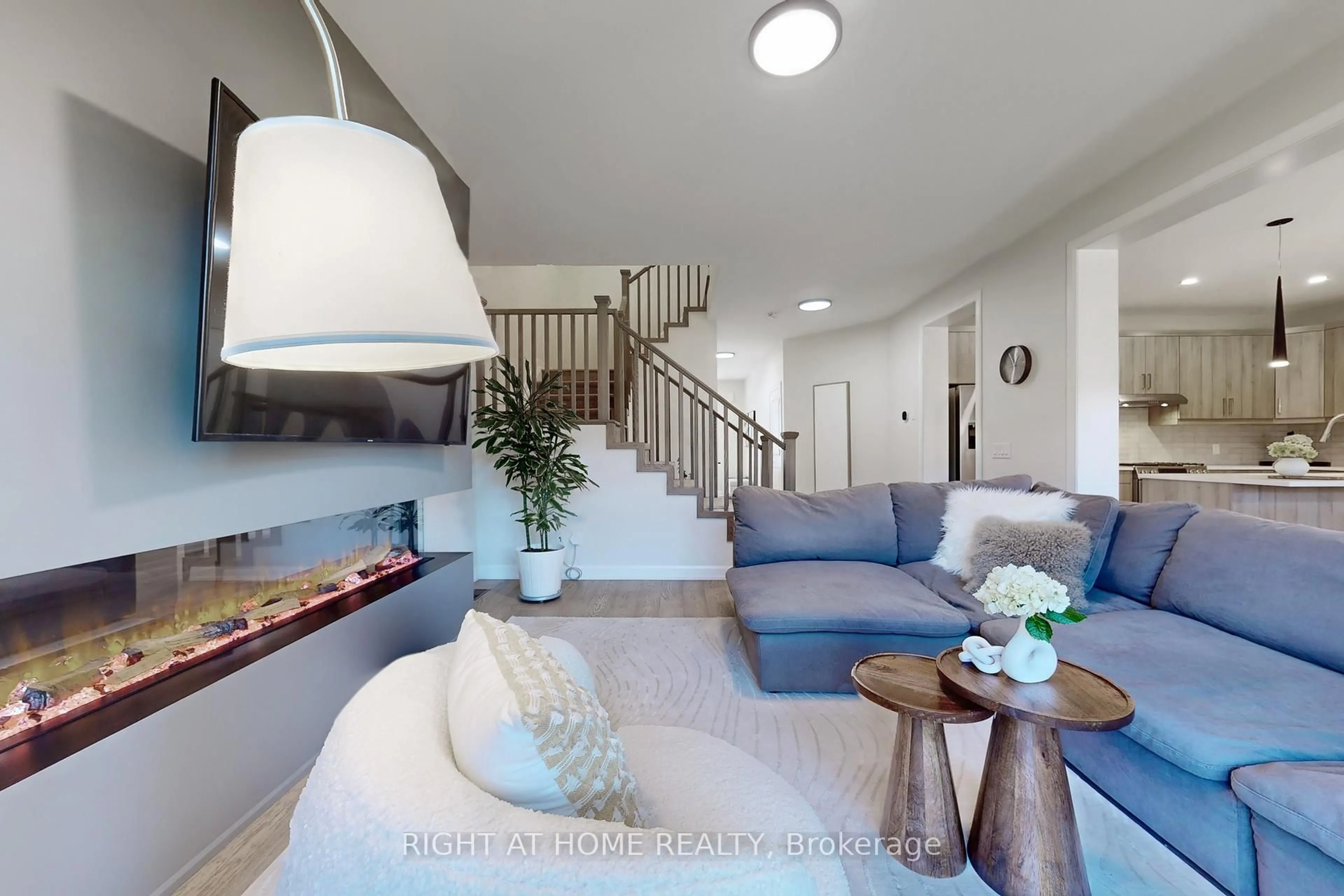 Living room with furniture, unknown for 3805 SIMPSON Lane, Fort Erie Ontario L2V 0K1