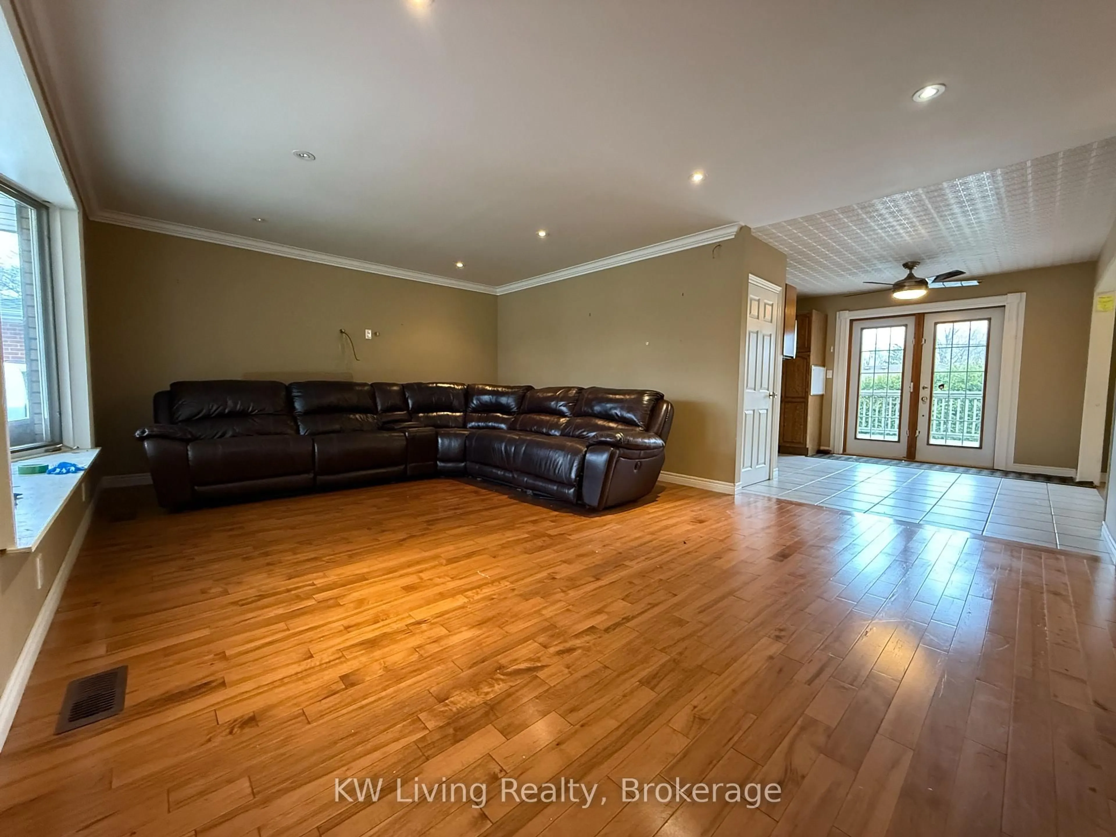 Living room with furniture, wood/laminate floor for 254 Edgewood Dr, Woodstock Ontario N4S 7P5