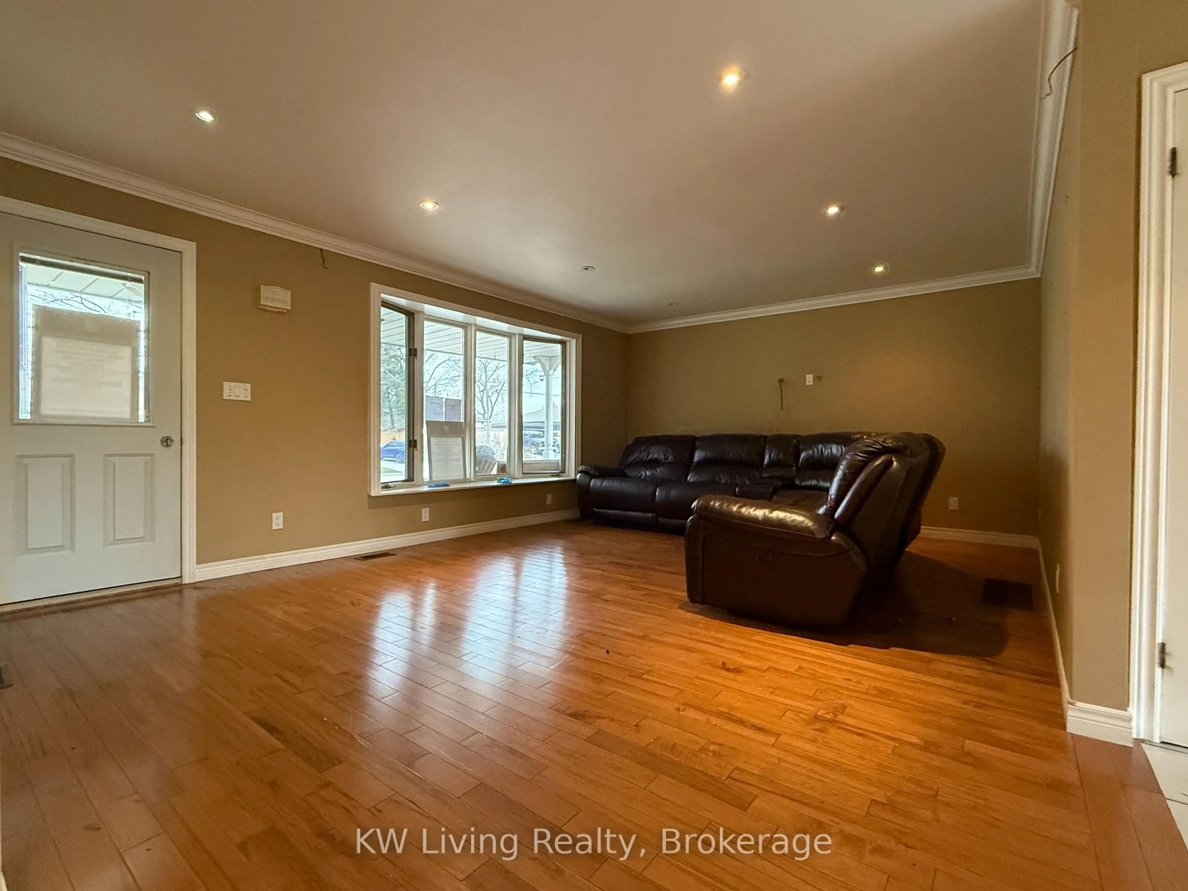 Living room with furniture, wood/laminate floor for 254 Edgewood Dr, Woodstock Ontario N4S 7P5