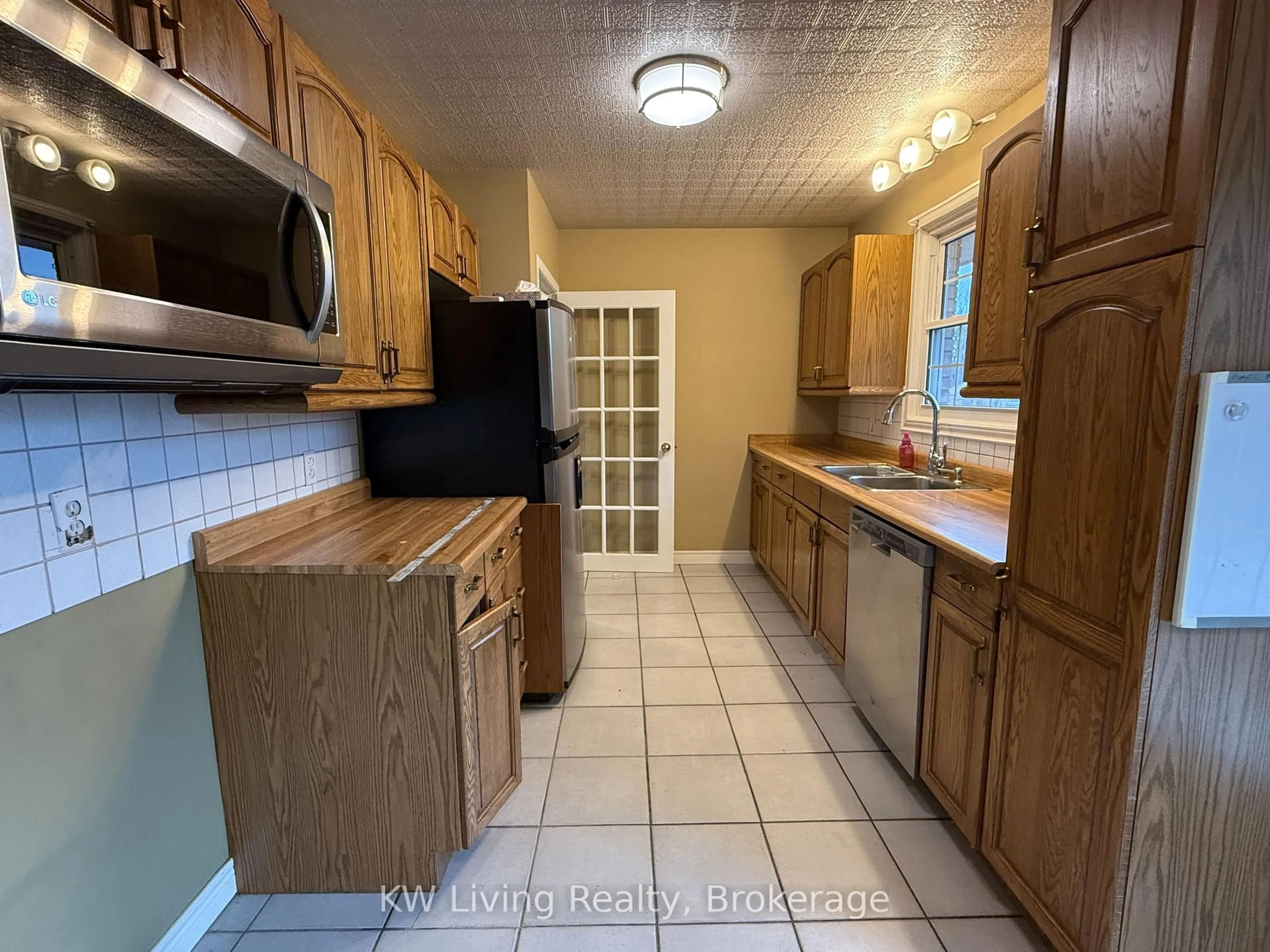 Standard kitchen, ceramic/tile floor for 254 Edgewood Dr, Woodstock Ontario N4S 7P5