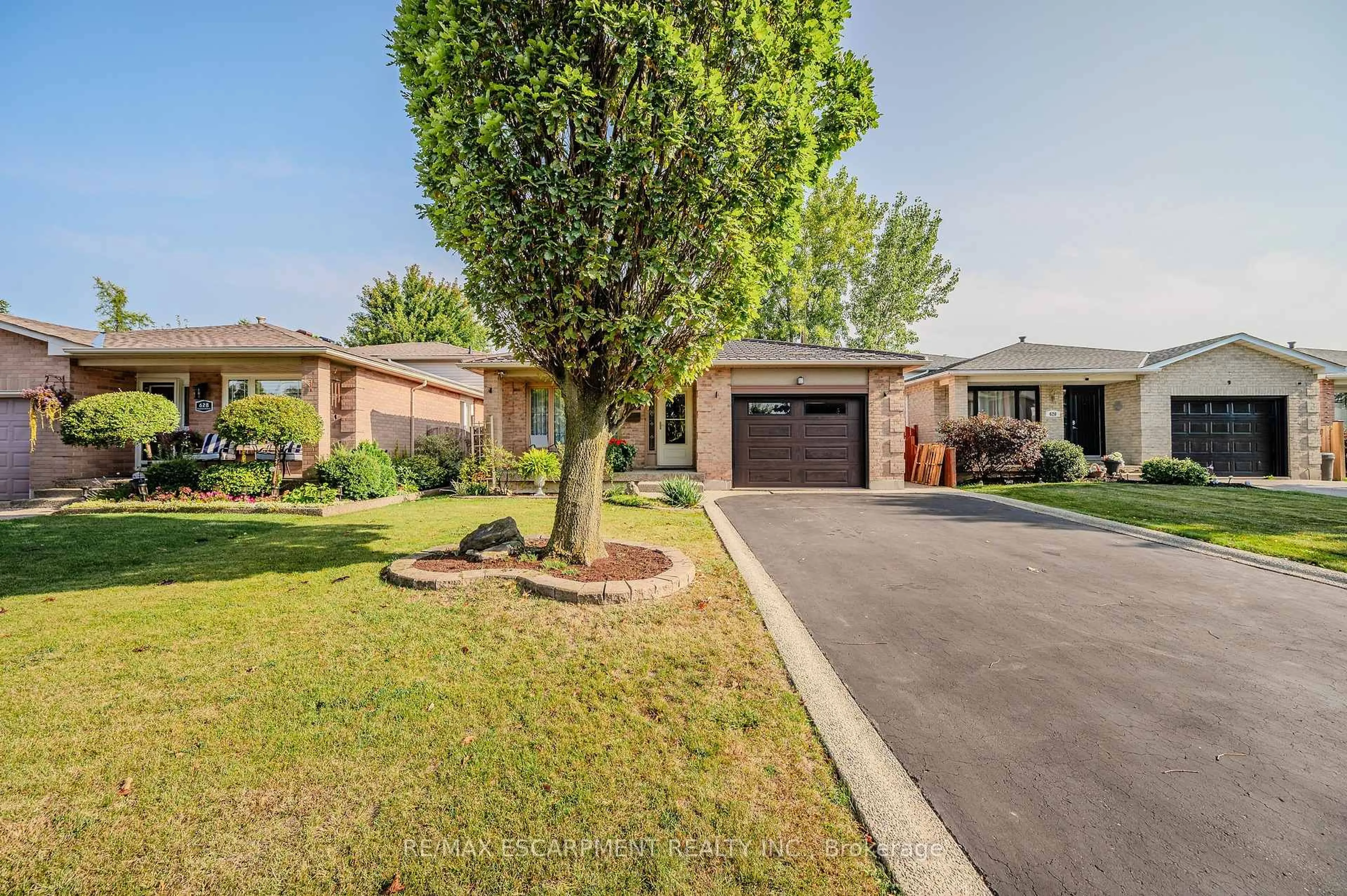 A pic from outside/outdoor area/front of a property/back of a property/a pic from drone, street for 624 EAGLEWOOD Dr, Hamilton Ontario L8W 3J8