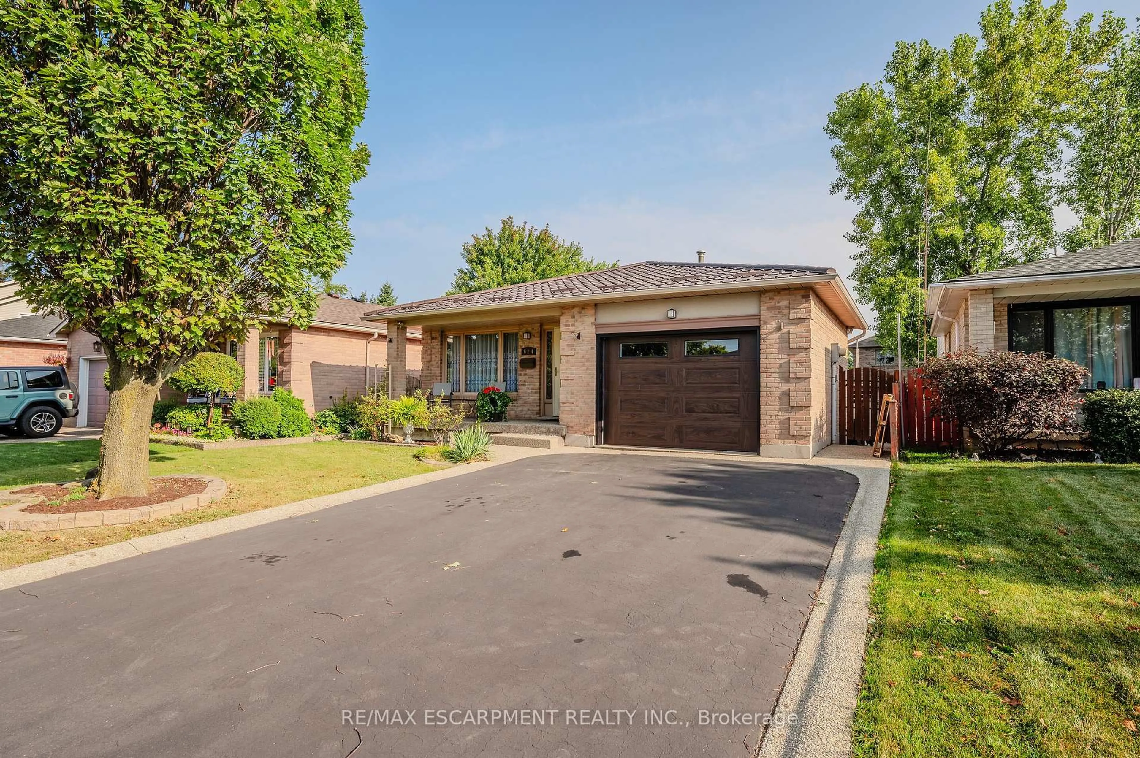 Home with brick exterior material, street for 624 EAGLEWOOD Dr, Hamilton Ontario L8W 3J8