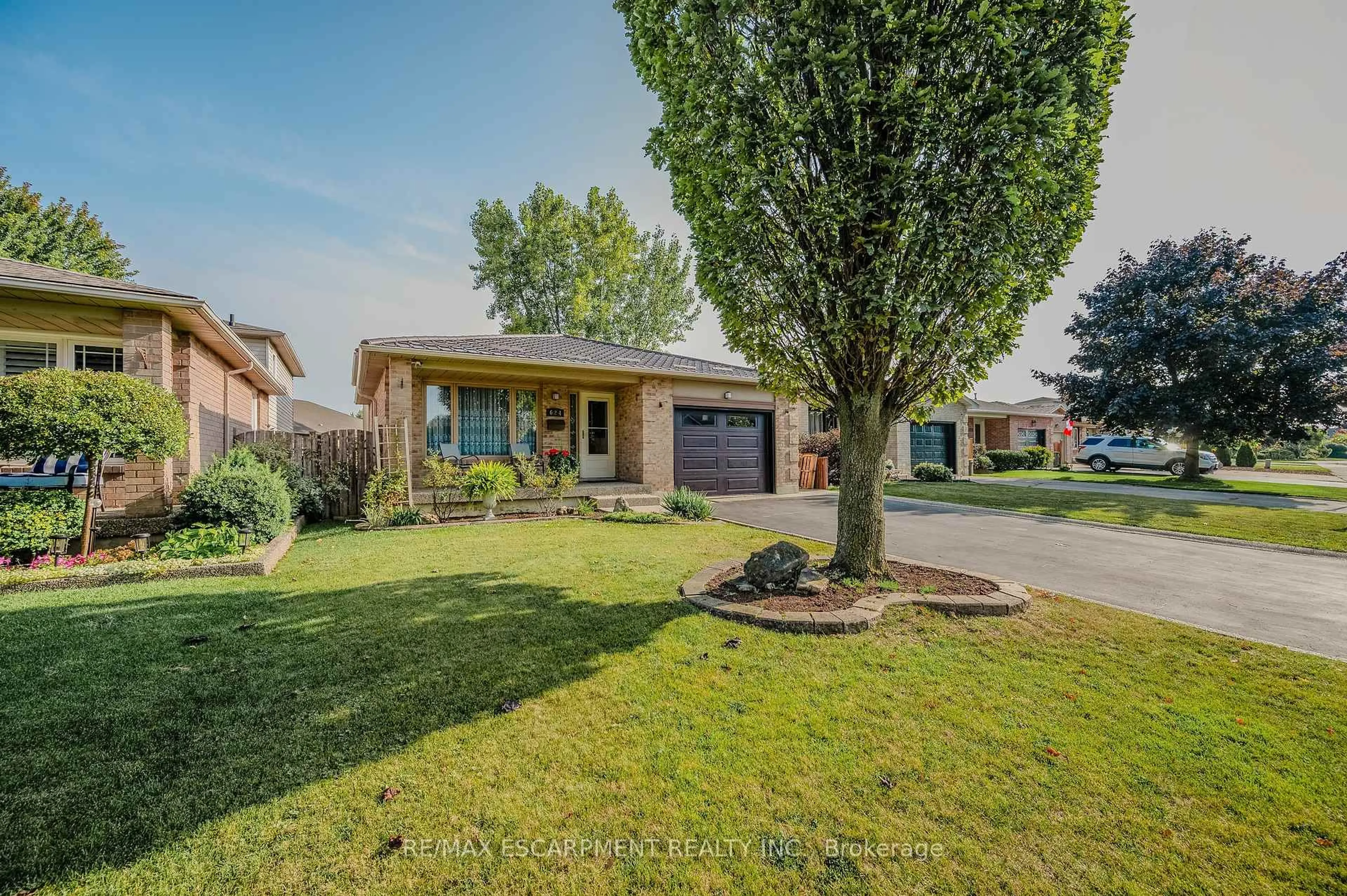 Home with brick exterior material, street for 624 EAGLEWOOD Dr, Hamilton Ontario L8W 3J8