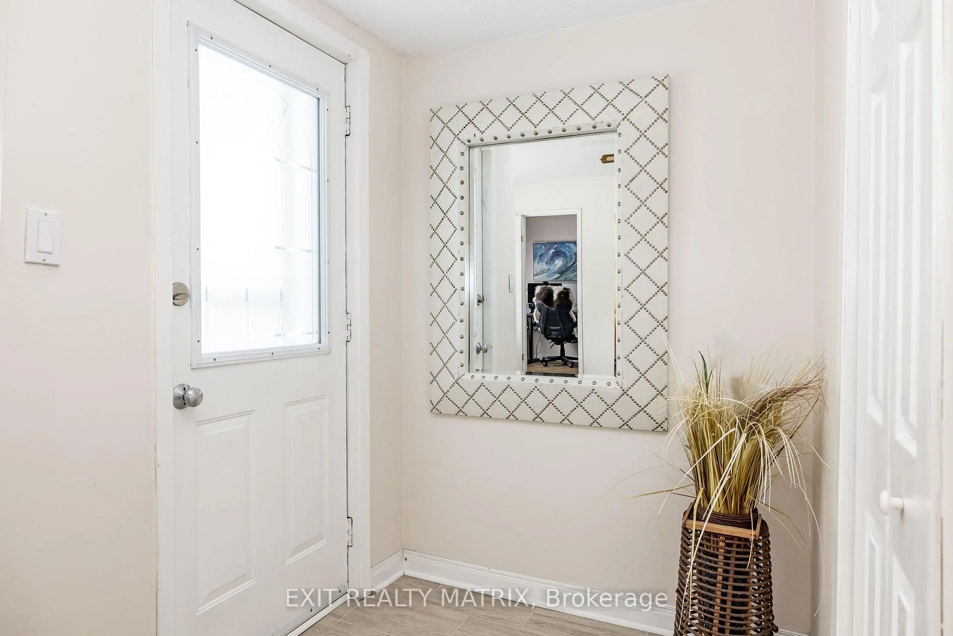 Indoor entryway for 160 Constance Lake Rd, Ottawa Ontario K2K 1X7