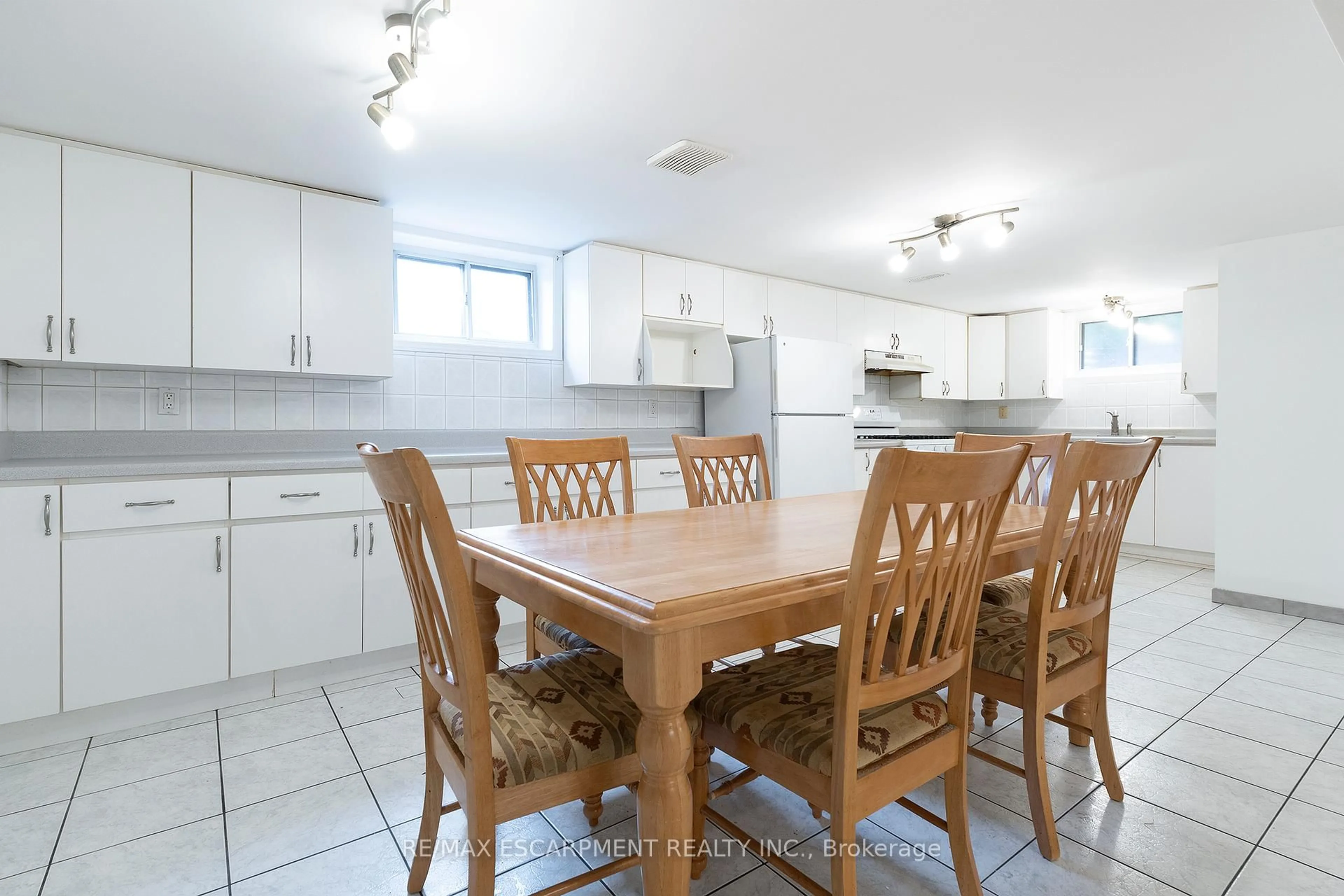 Unknown for 808 WEST 5TH St, Hamilton Ontario L9C 3R5