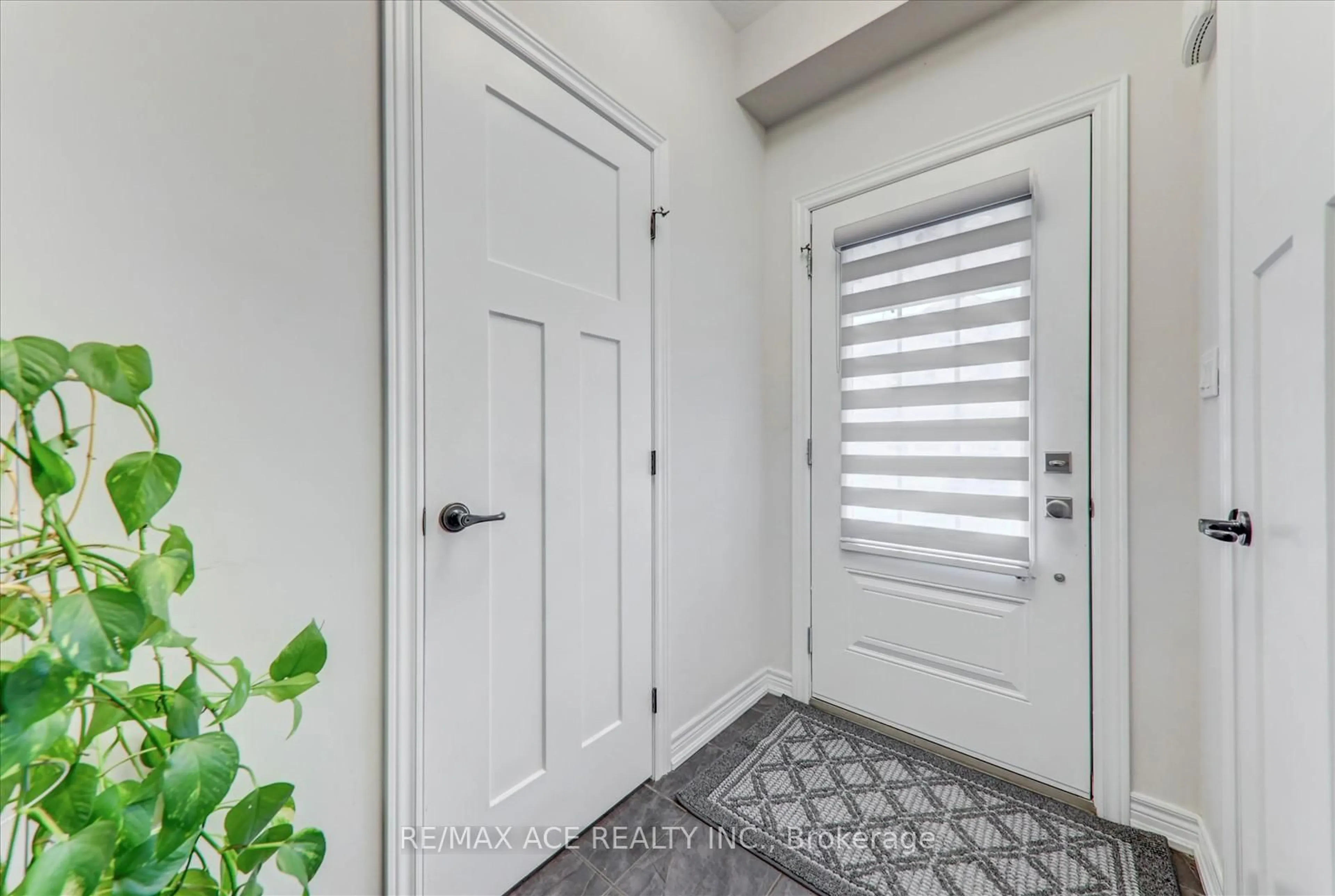 Indoor entryway for 77 Severino Circ, West Lincoln Ontario L0R 2A0