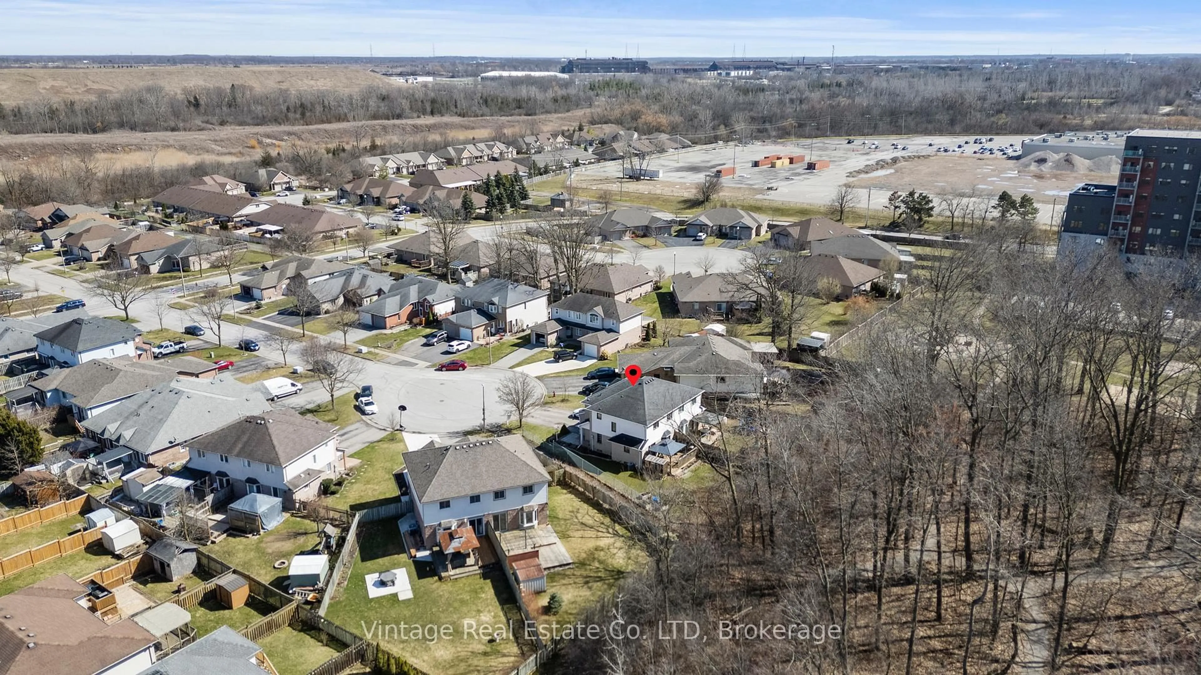A pic from outside/outdoor area/front of a property/back of a property/a pic from drone, unknown for 81 Jefferson Crt, Welland Ontario L3C 7G5