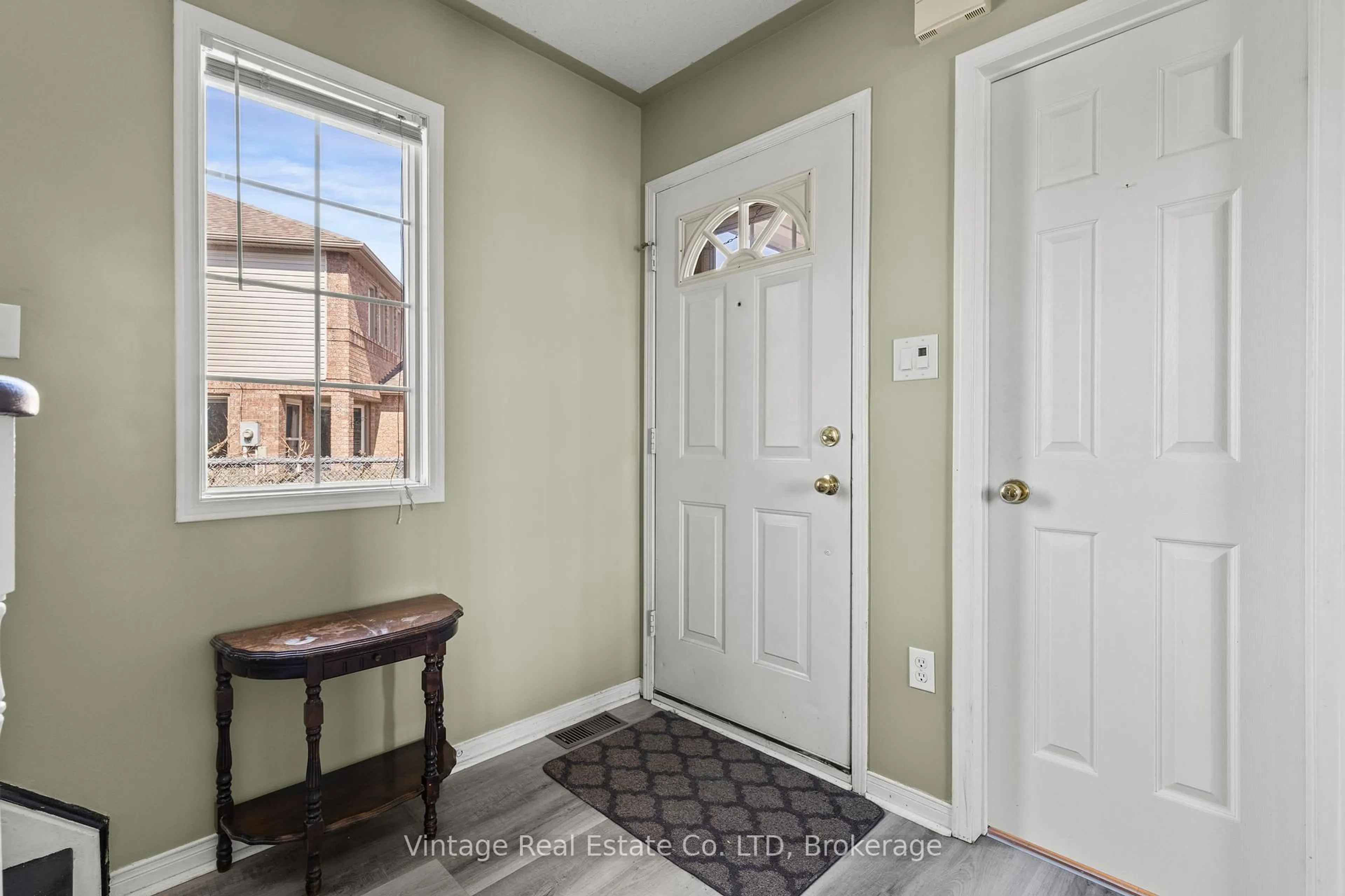Indoor entryway for 81 Jefferson Crt, Welland Ontario L3C 7G5