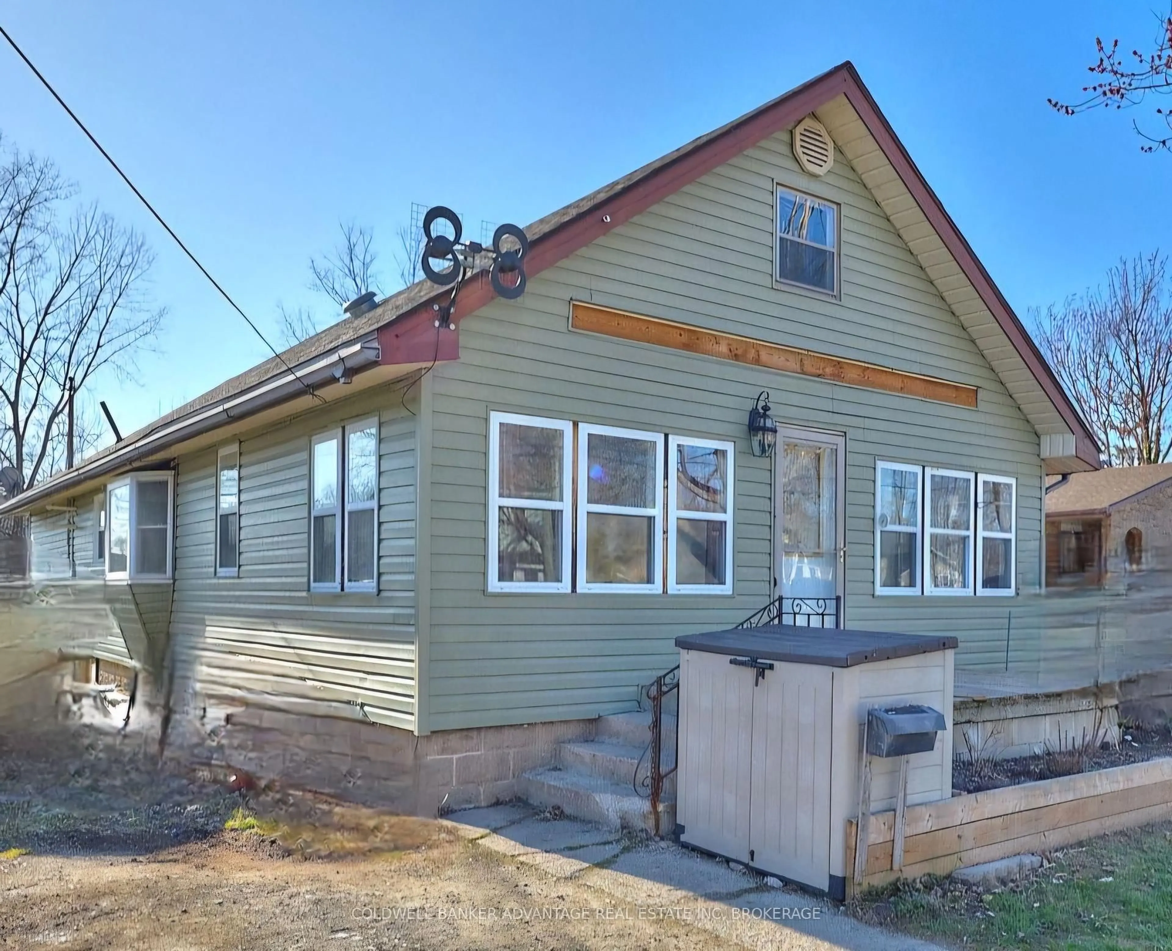 Home with vinyl exterior material, street for 401 Helena St, Fort Erie Ontario L2A 4K1