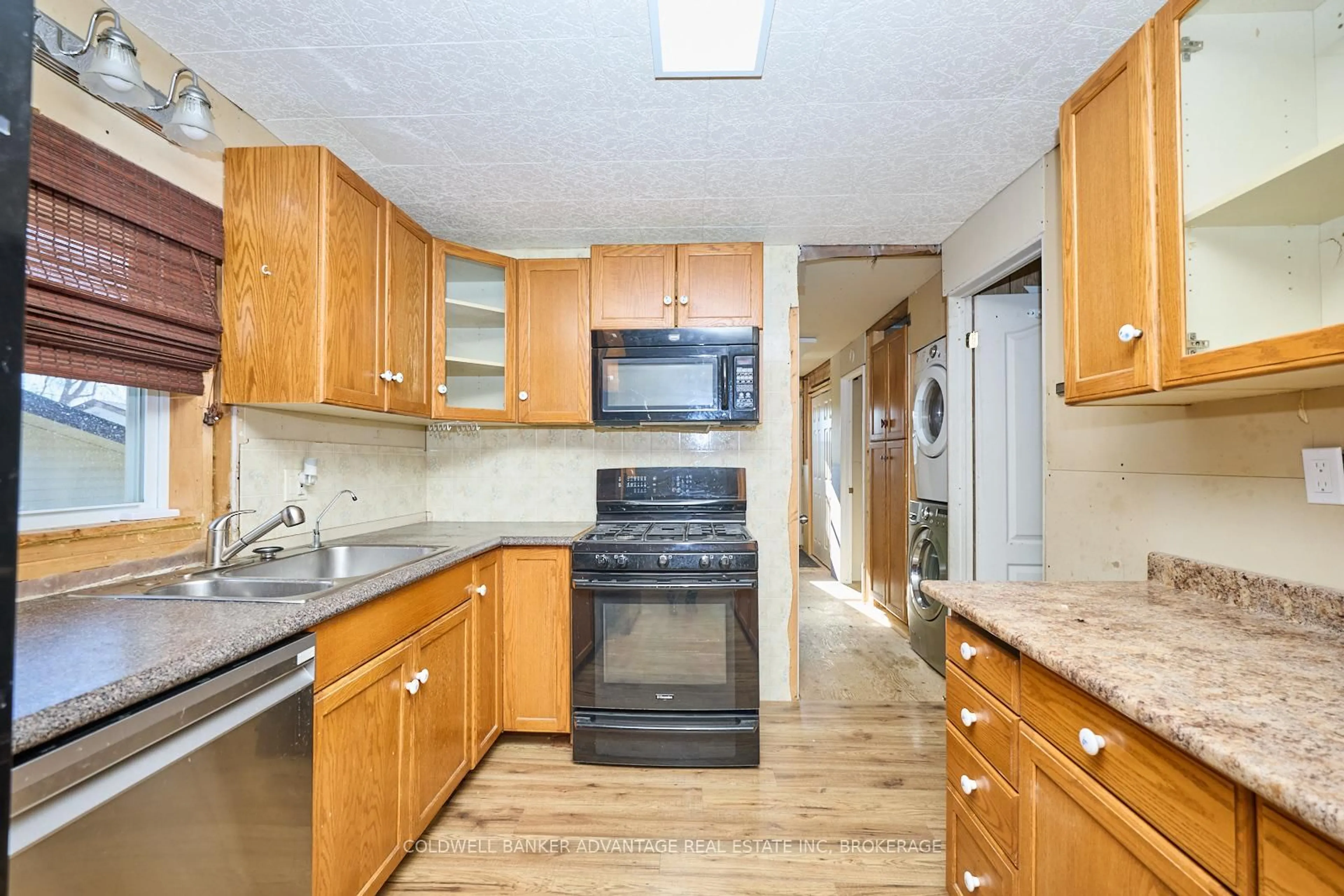 Standard kitchen, unknown for 401 Helena St, Fort Erie Ontario L2A 4K1