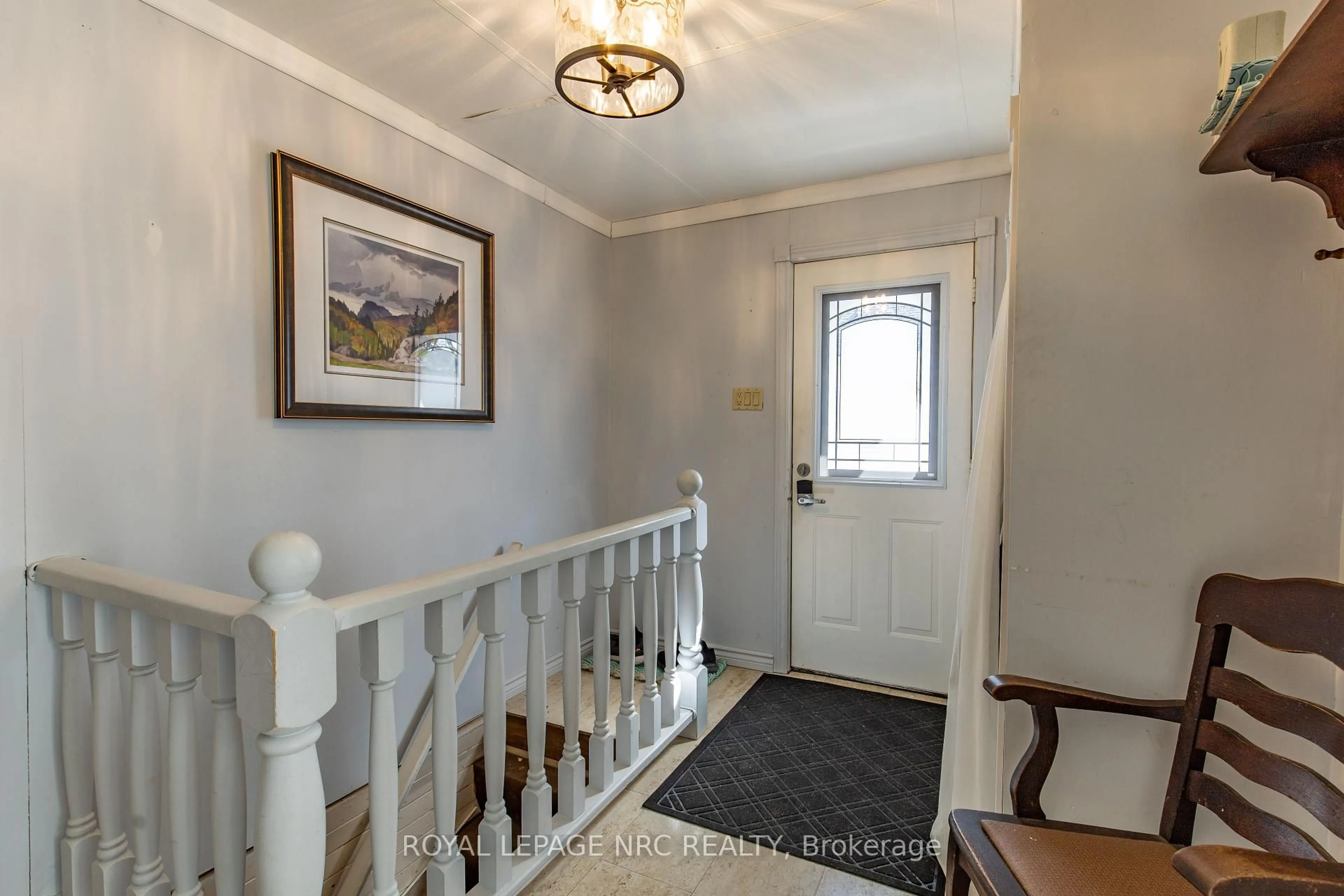 Indoor entryway for 35 Mcalpine Ave, Welland Ontario L3B 1T7
