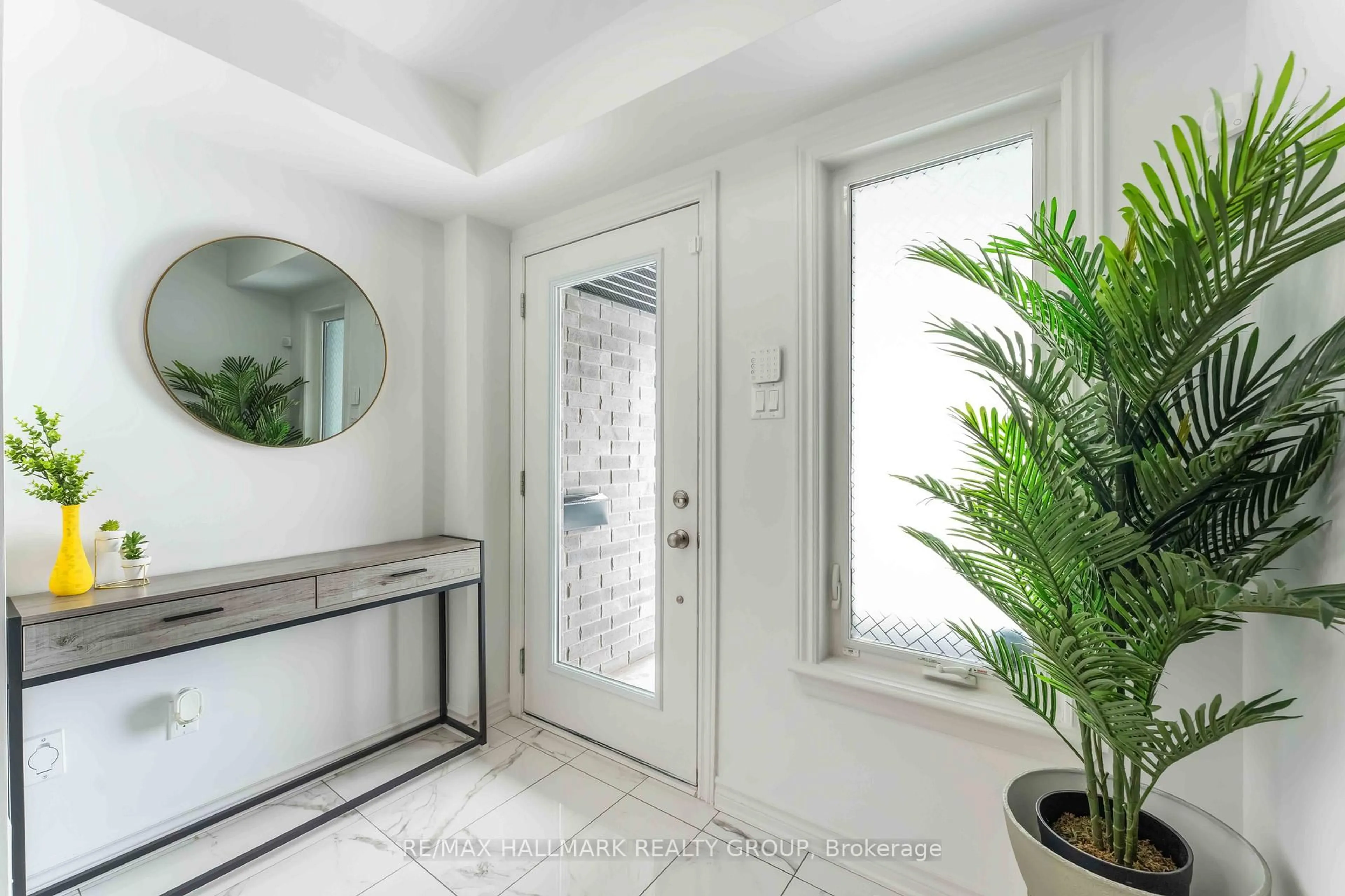 Indoor entryway for 40 Verglas Lane, Ottawa Ontario K1W 0R2