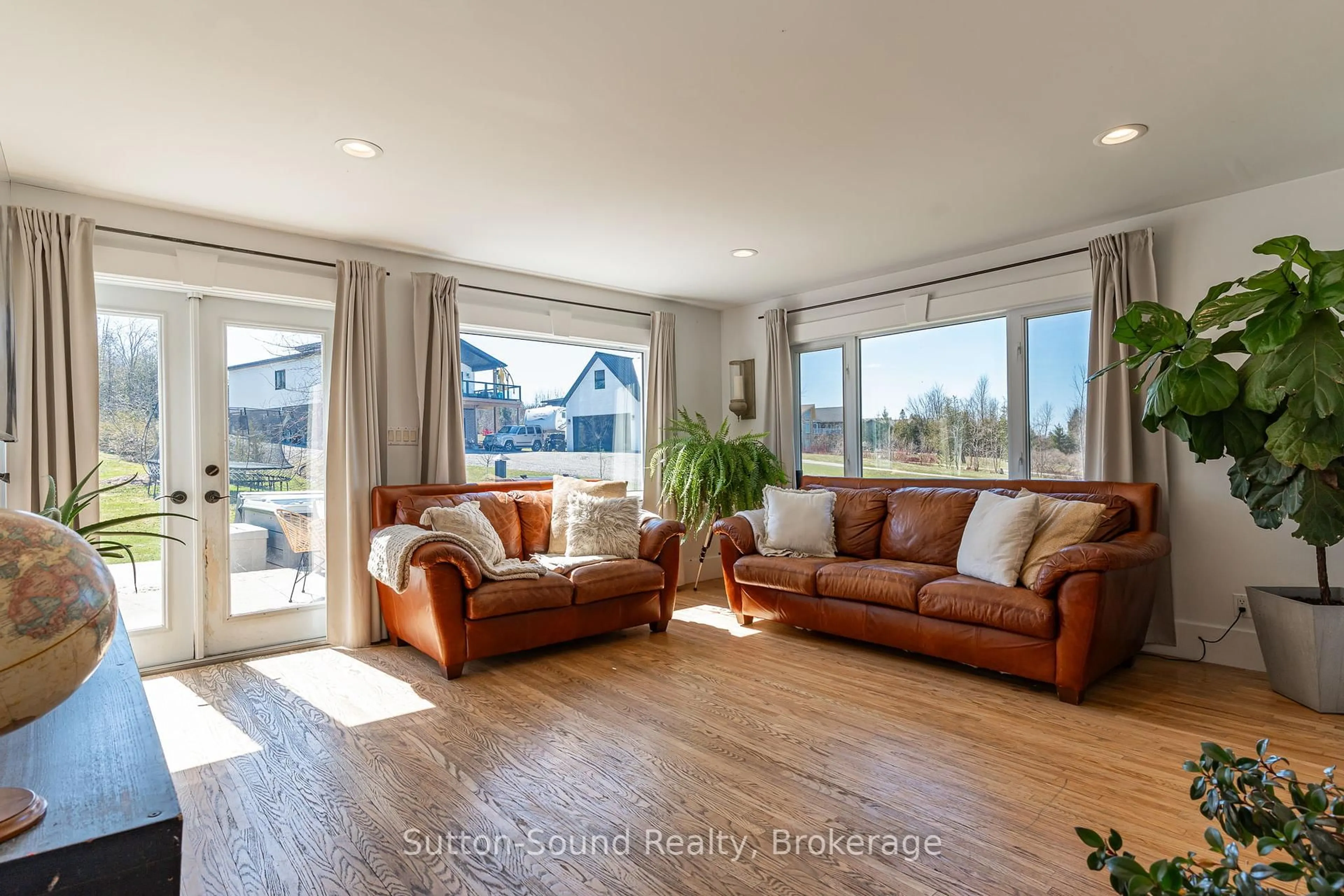 Living room with furniture, unknown for 146 Sunset Blvd, Georgian Bluffs Ontario N0H 2T0