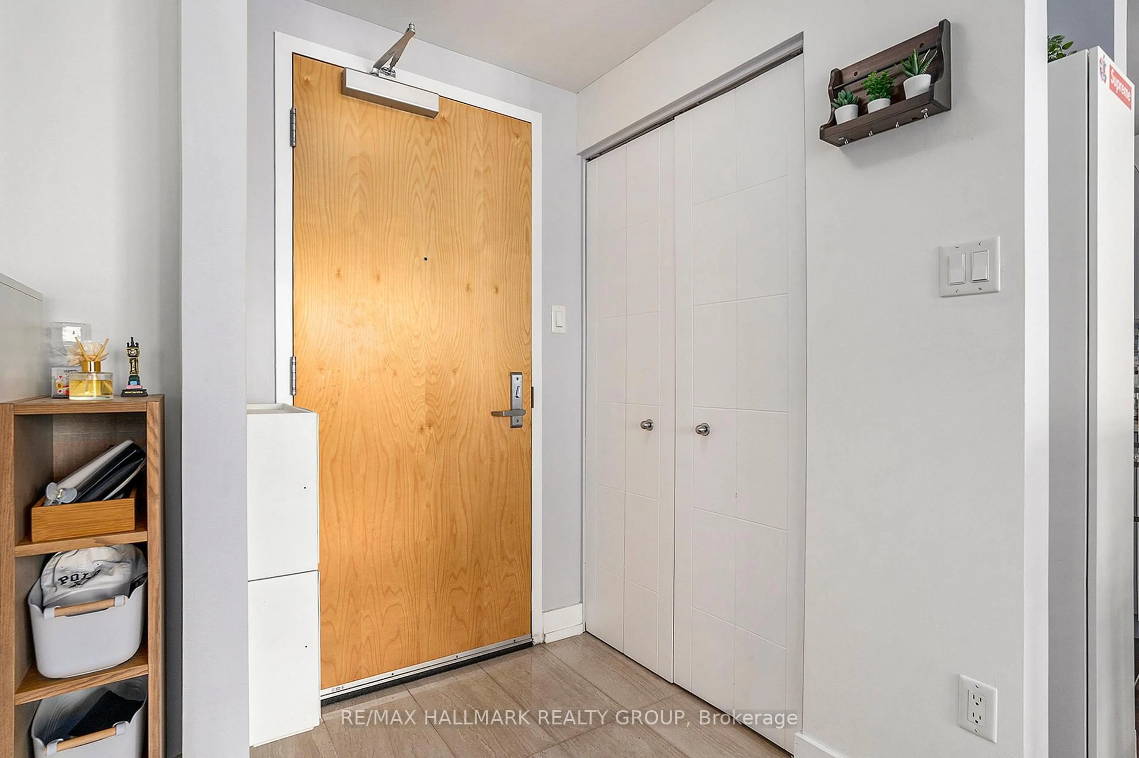 Indoor entryway for 40 Nepean St #1502, Ottawa Ontario K2P 0X5