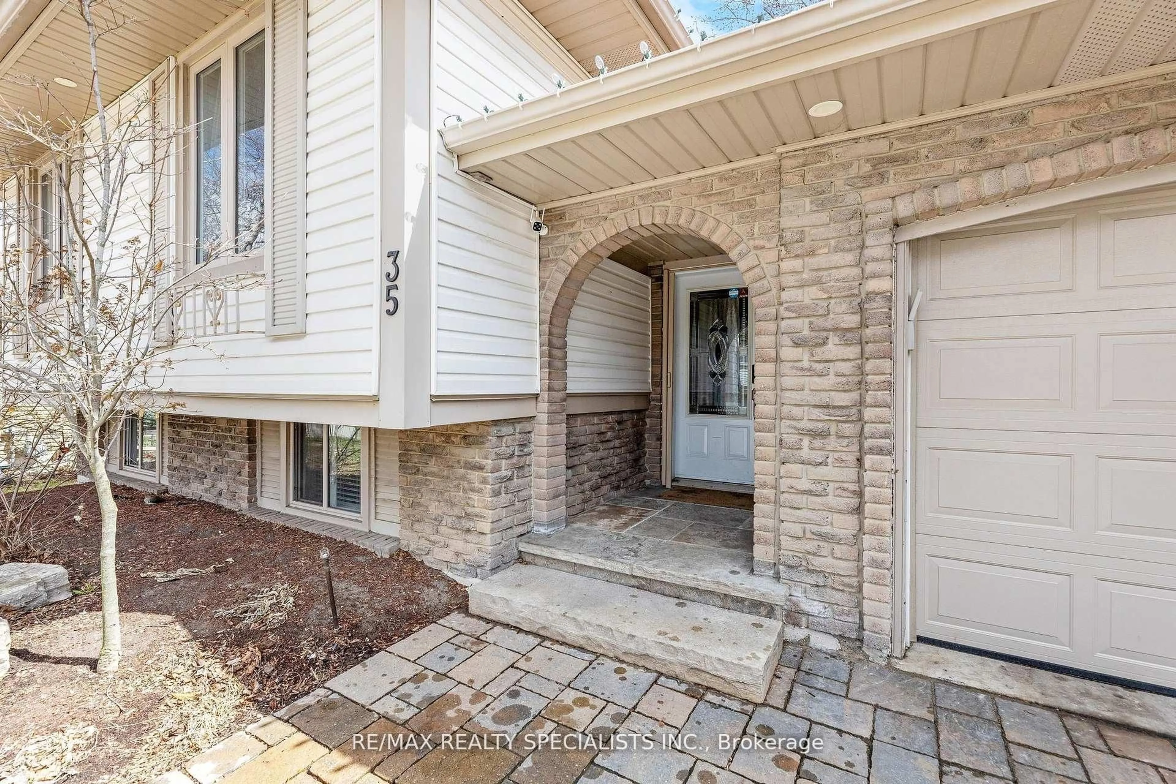 Unknown for 35 Forestgate Dr, Hamilton Ontario L9C 6A4