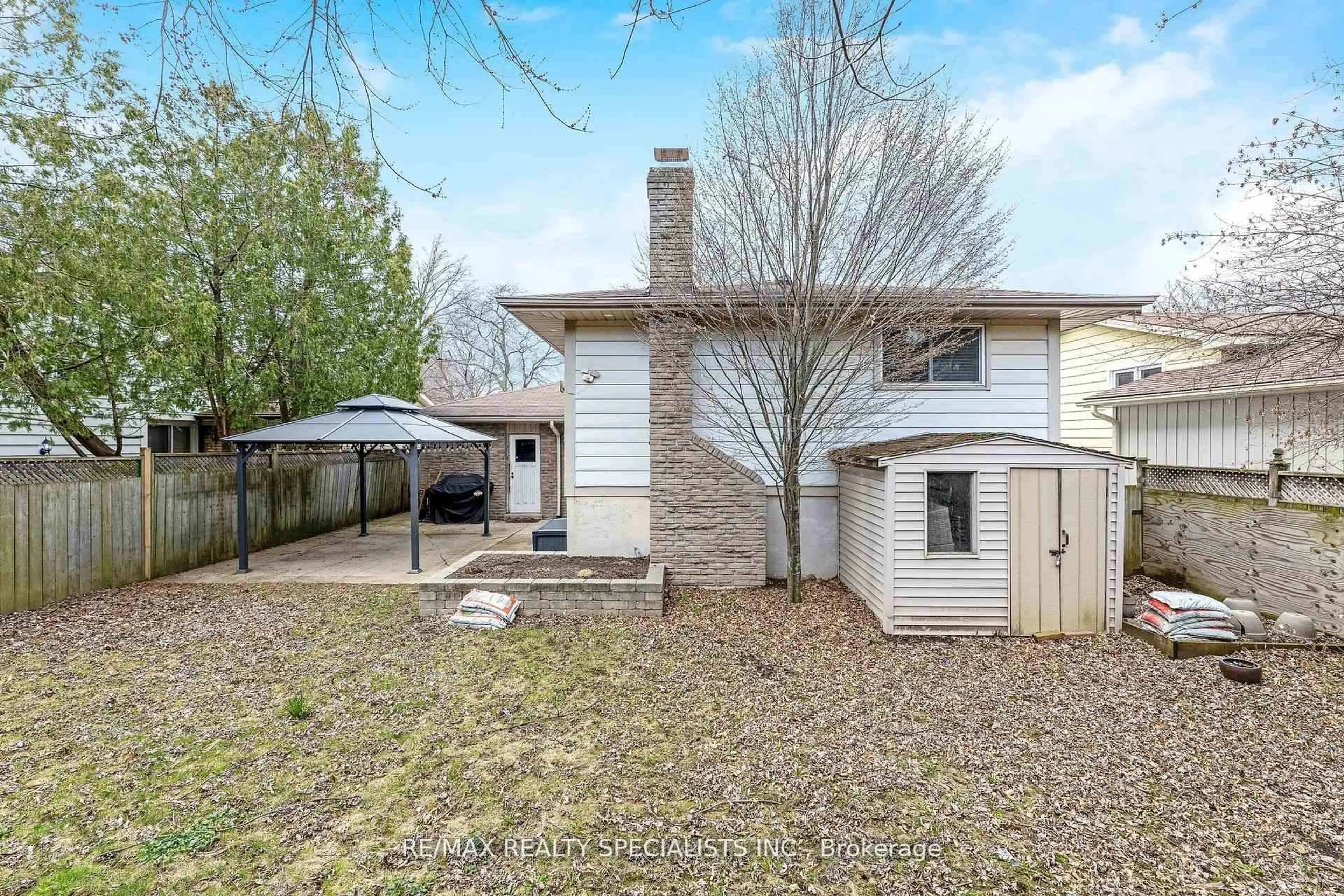A pic from outside/outdoor area/front of a property/back of a property/a pic from drone, street for 35 Forestgate Dr, Hamilton Ontario L9C 6A4