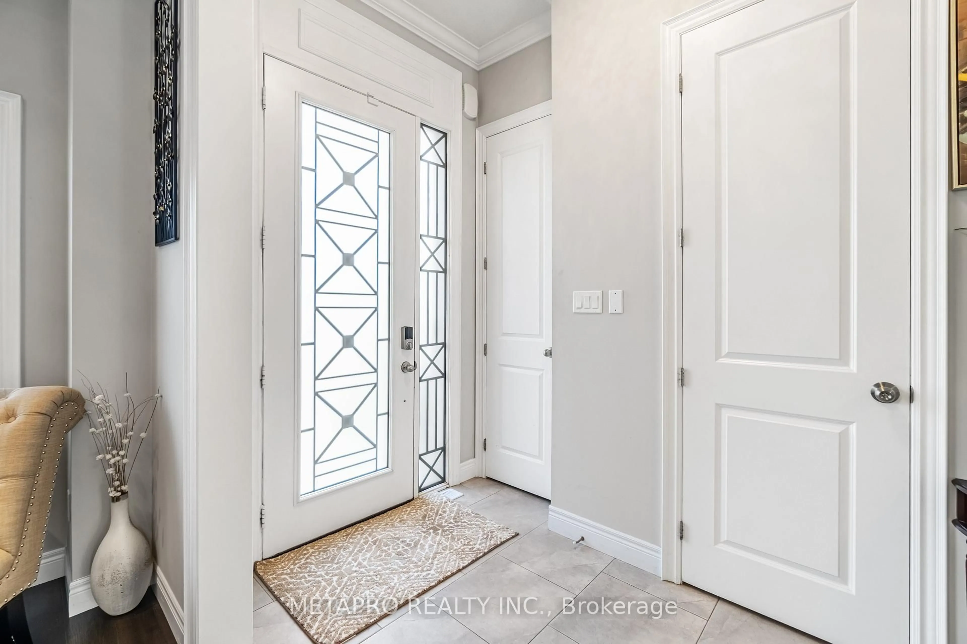 Indoor entryway for 43 Riesling Crt, Hamilton Ontario L8G 0B4