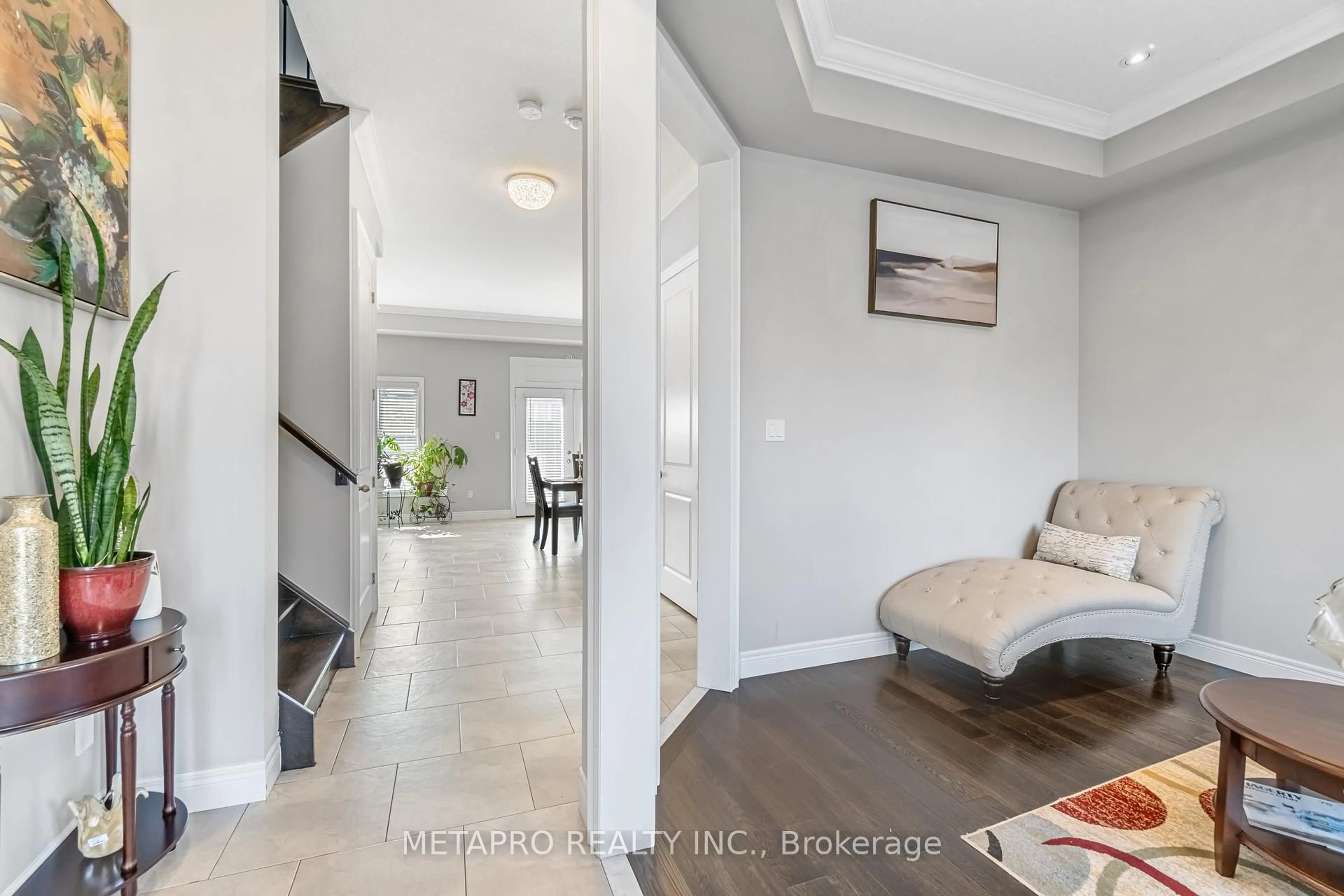 Indoor entryway for 43 Riesling Crt, Hamilton Ontario L8G 0B4