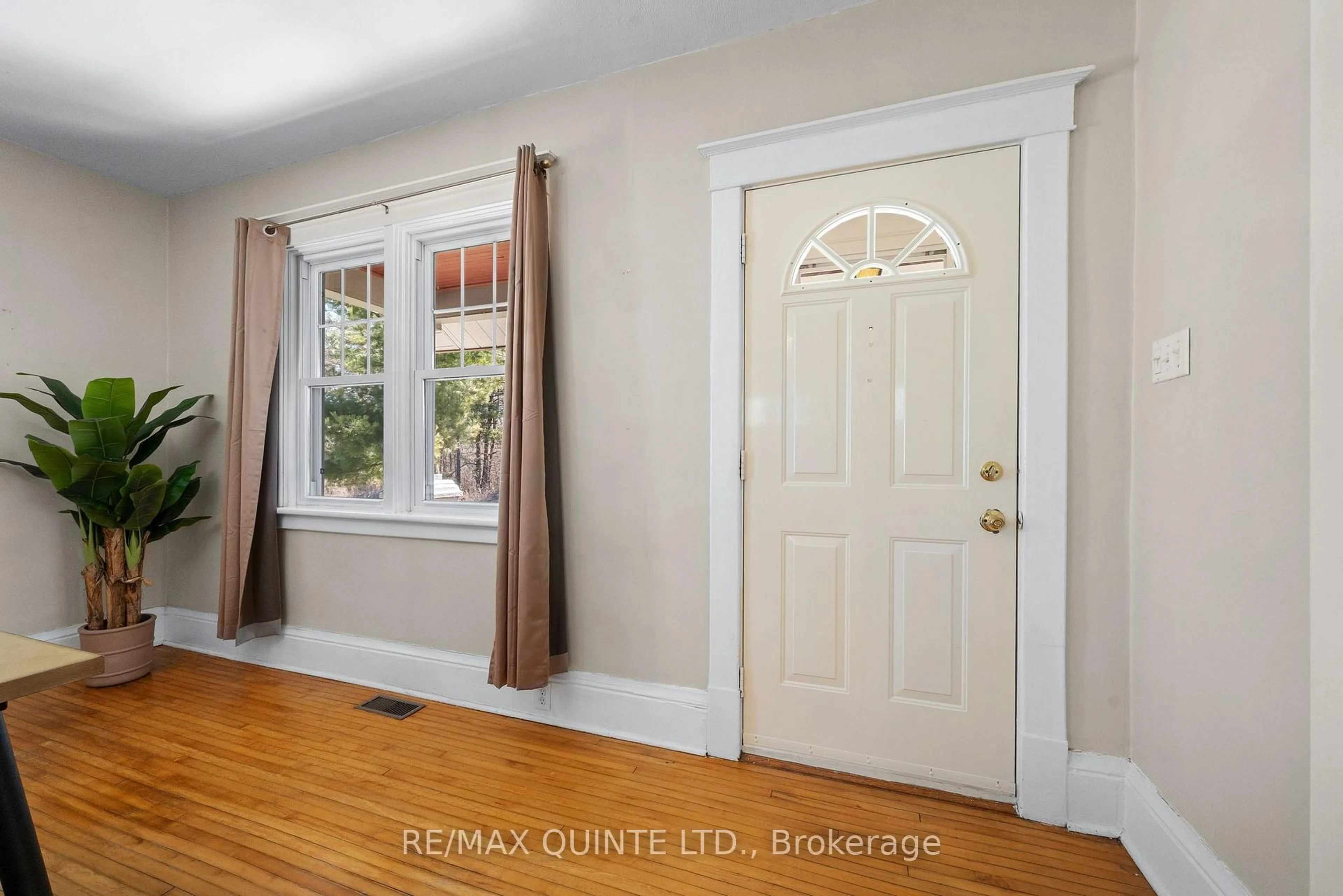 Indoor entryway for 18178 Telephone Rd, Ingleside Ontario K8V 5P4