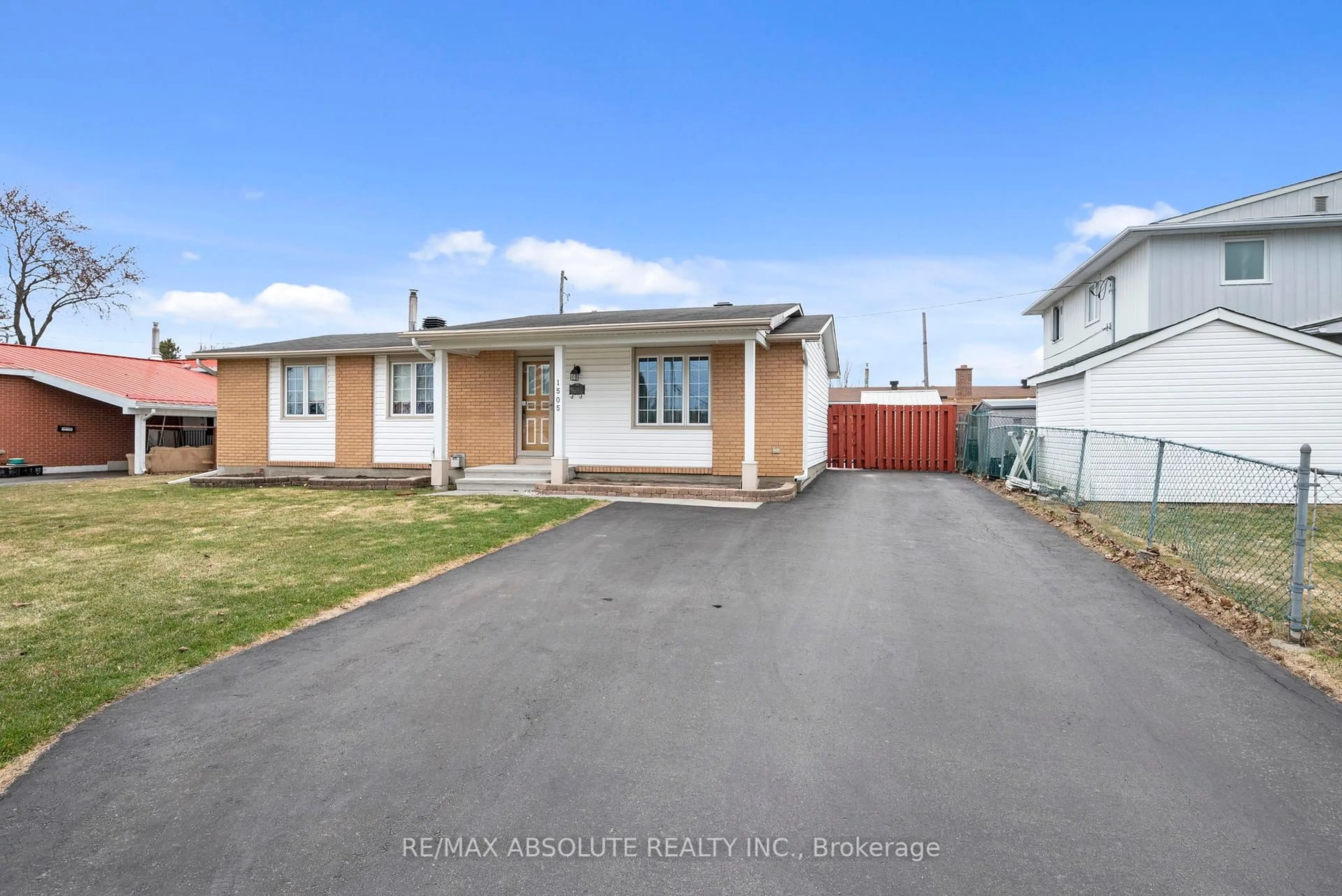 A pic from outside/outdoor area/front of a property/back of a property/a pic from drone, street for 1505 Tammy St, Orleans Ontario K1E 1N1