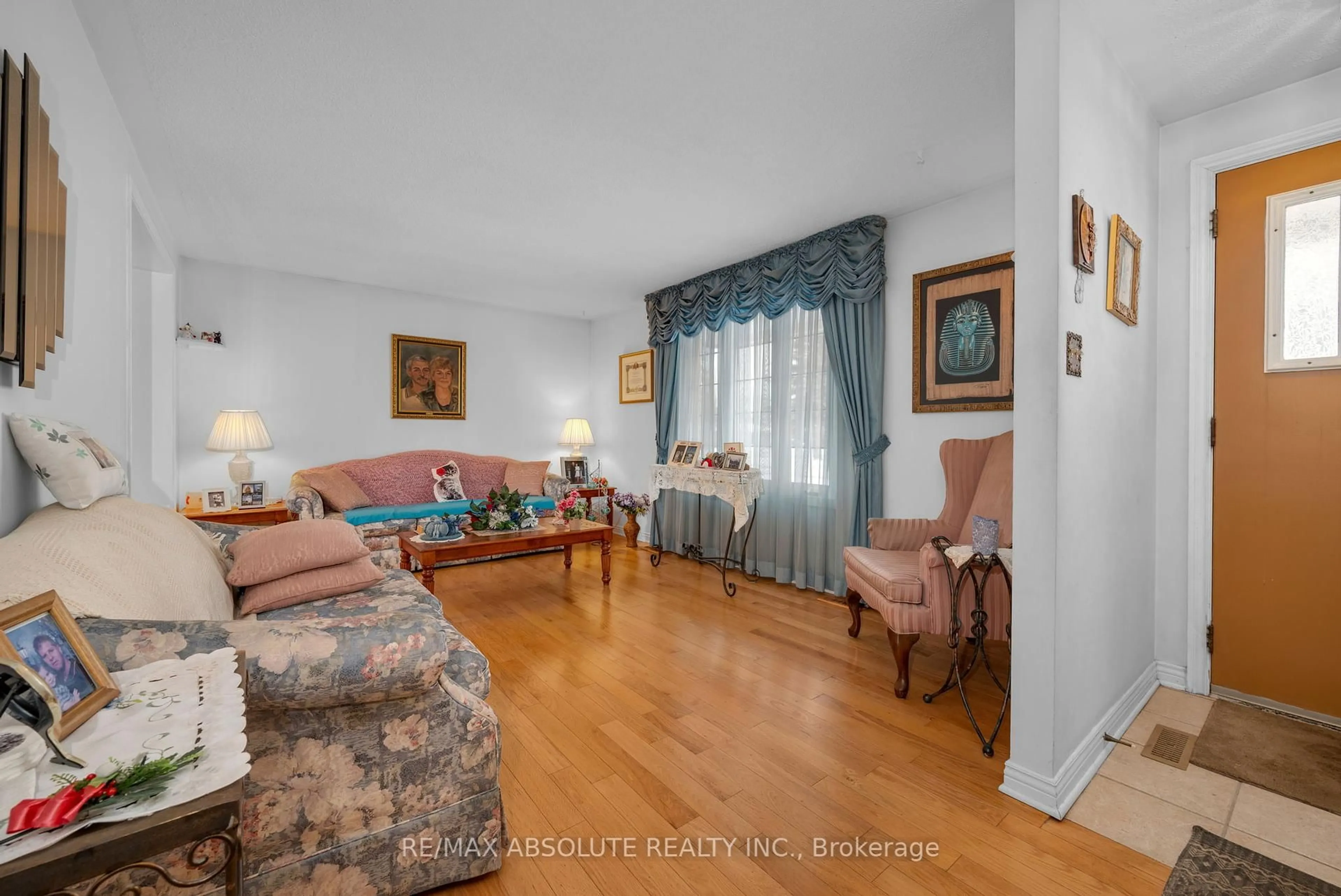 Living room with furniture, unknown for 1505 Tammy St, Orleans Ontario K1E 1N1