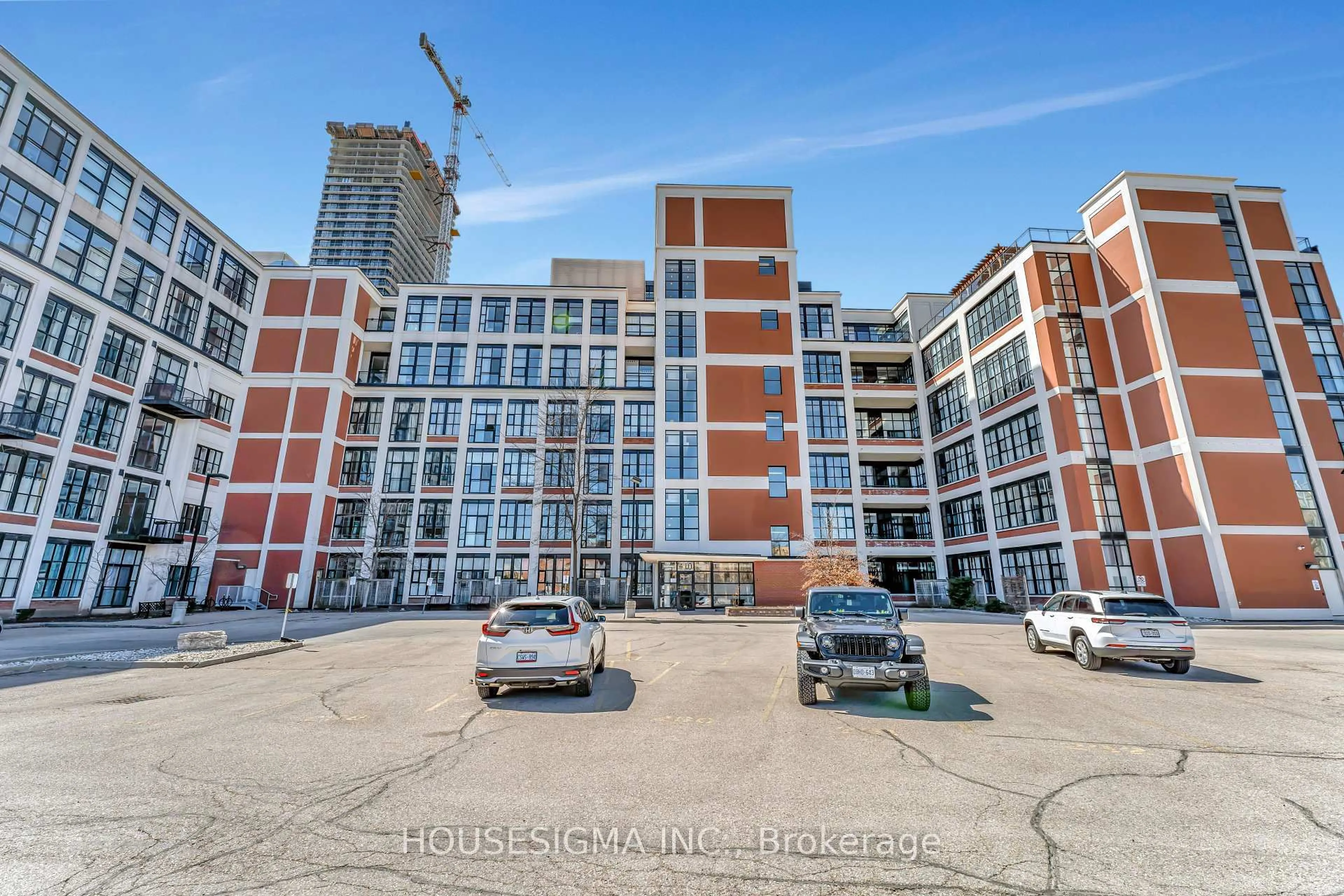 A pic from outside/outdoor area/front of a property/back of a property/a pic from drone, building for 410 King St #118, Kitchener Ontario N2G 1C3