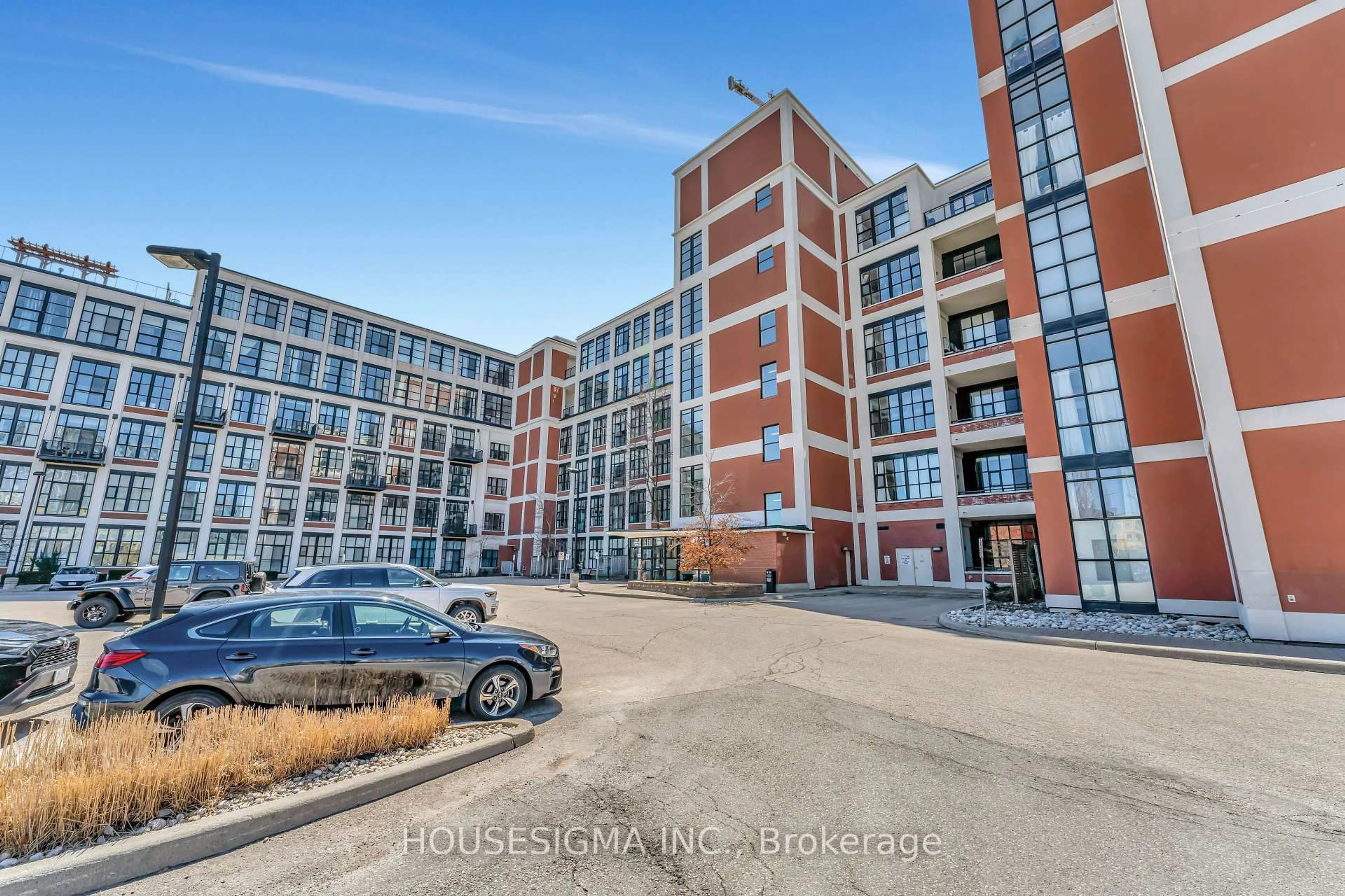 A pic from outside/outdoor area/front of a property/back of a property/a pic from drone, unknown for 410 King St #118, Kitchener Ontario N2G 1C3