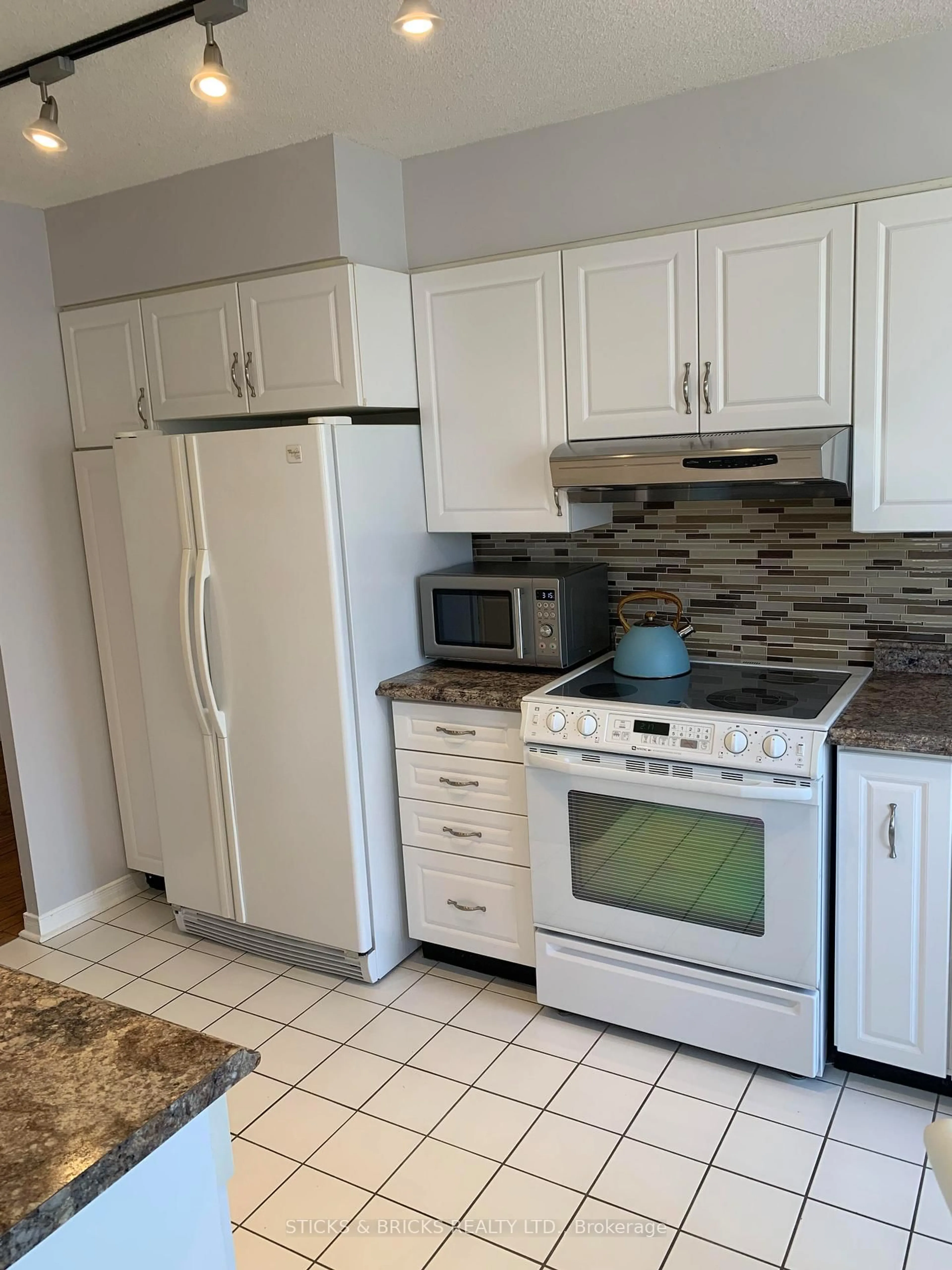 Standard kitchen, unknown for 8111 Forest Glen Dr #301, Niagara Falls Ontario L2H 2Y7