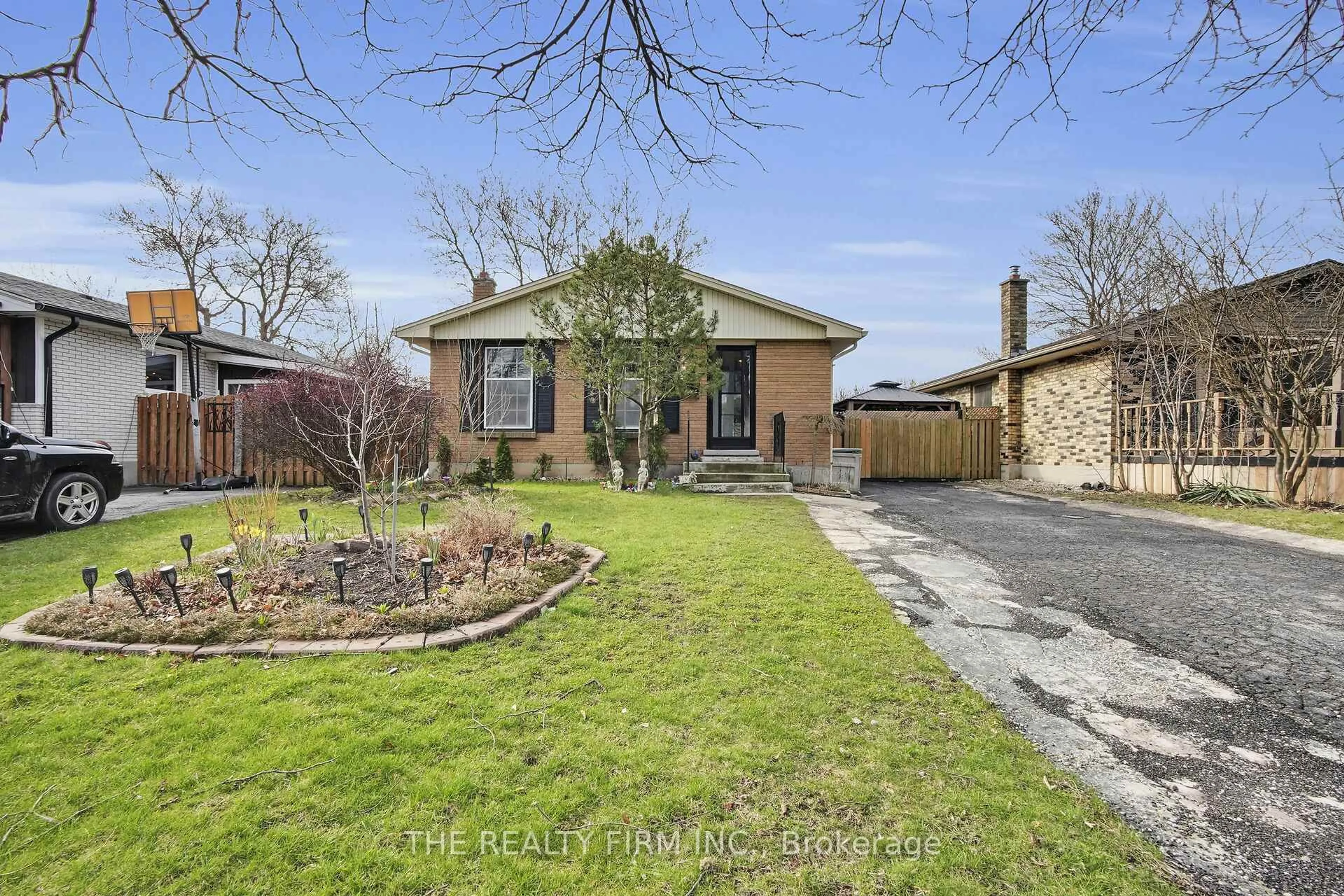 A pic from outside/outdoor area/front of a property/back of a property/a pic from drone, street for 88 Metcalfe Cres, London South Ontario N6E 1H9