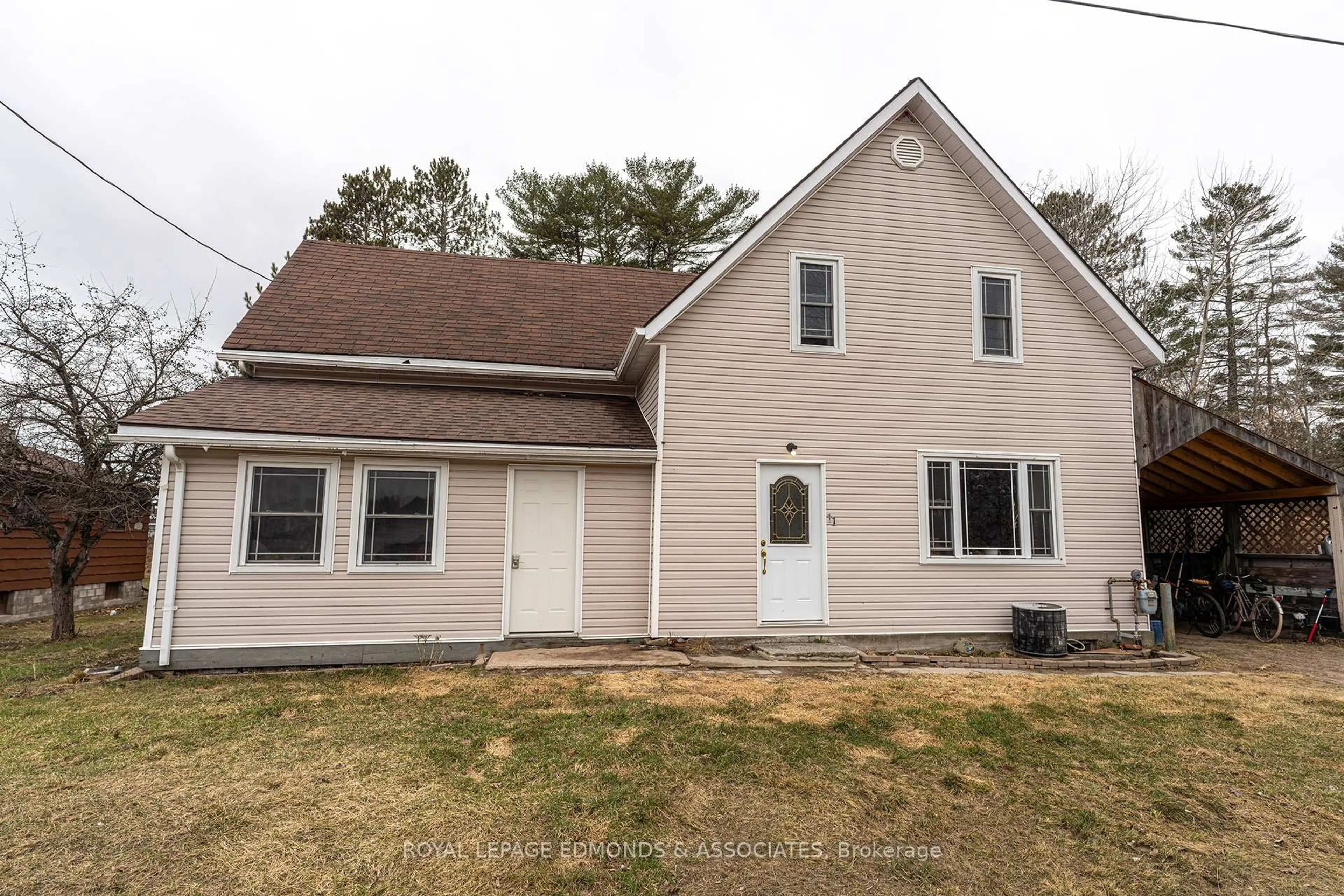 Home with vinyl exterior material, building for 11 Peter St, Chalk River Ontario K0J 1J0