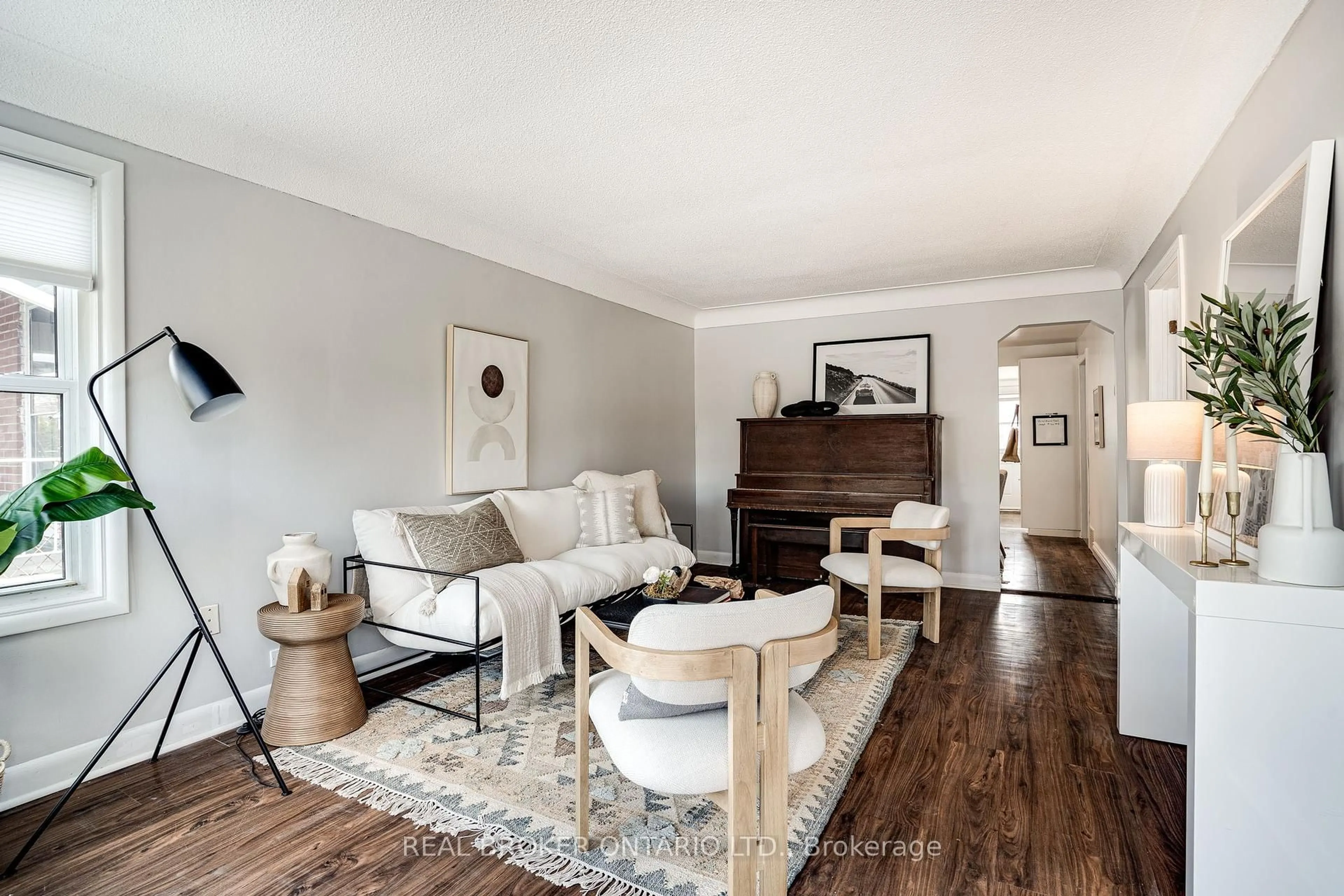 Living room with furniture, wood/laminate floor for 77 East 24th St, Hamilton Ontario L8V 2X9