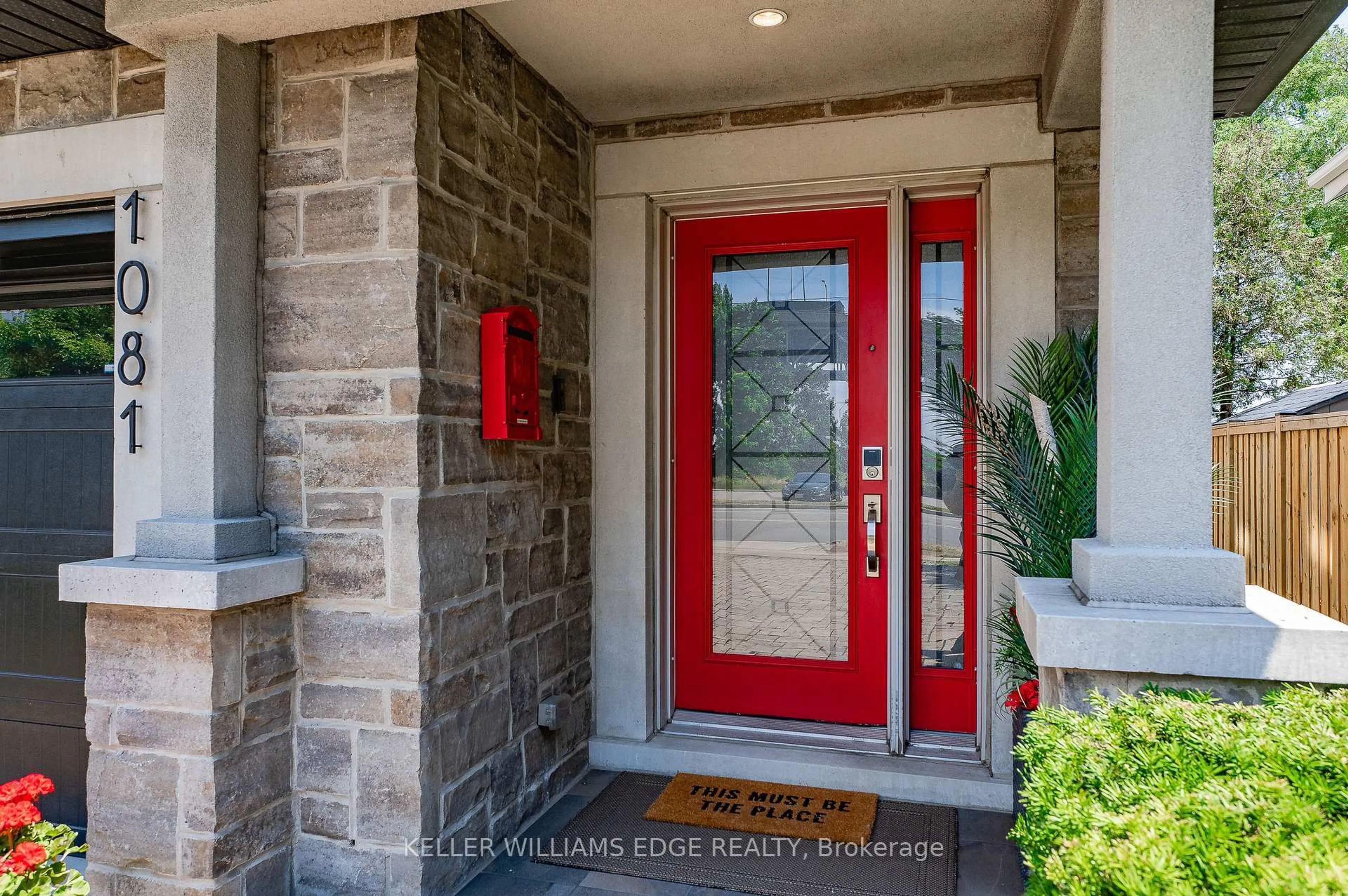 Indoor entryway for 1081 Beach Blvd, Hamilton Ontario L8H 6Z9