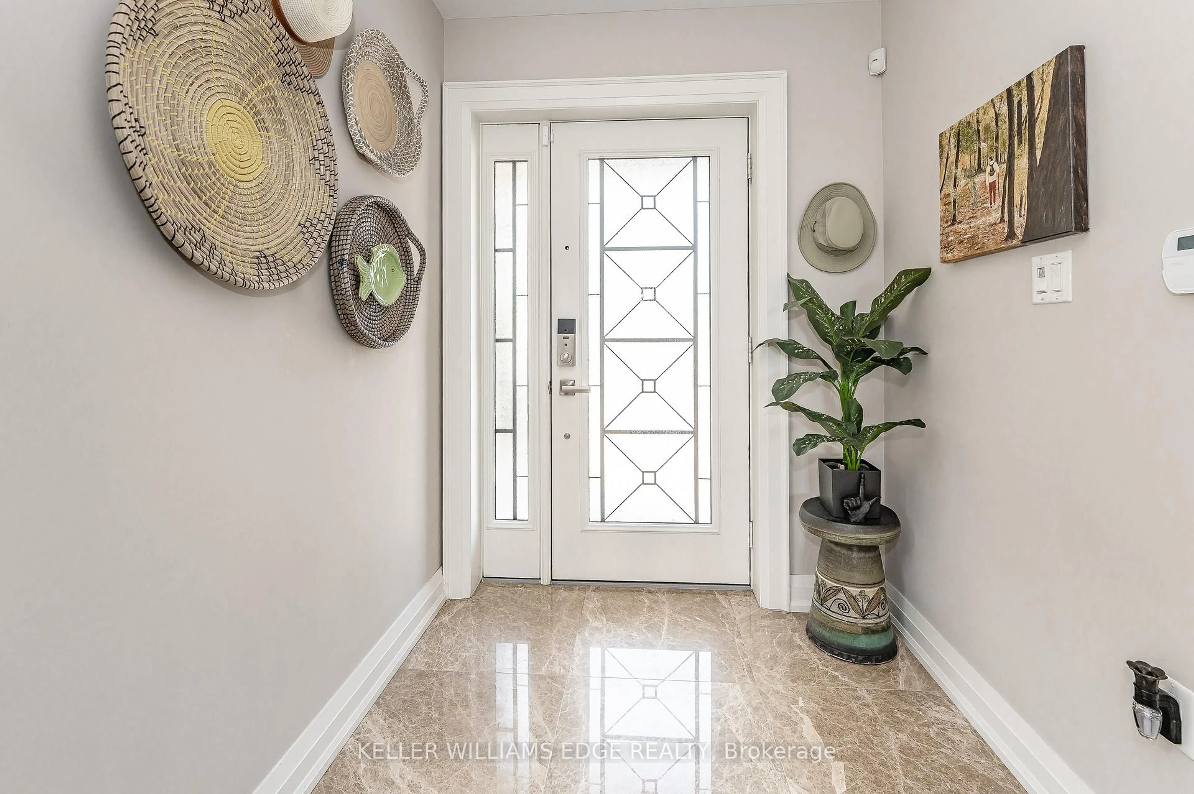 Indoor entryway for 1081 Beach Blvd, Hamilton Ontario L8H 6Z9