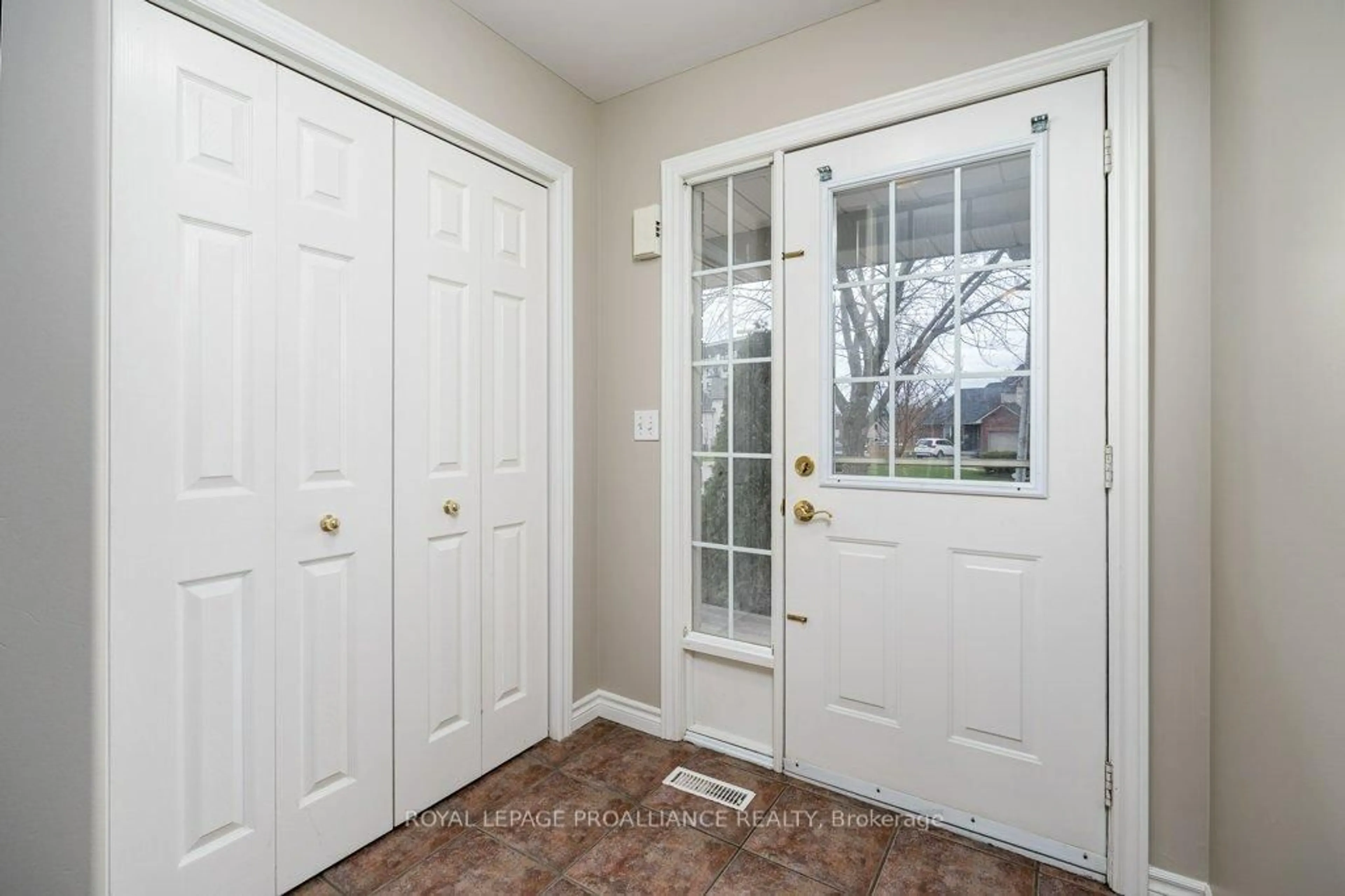 Indoor entryway for 35 Albion St #16, Belleville Ontario K8N 5Y8