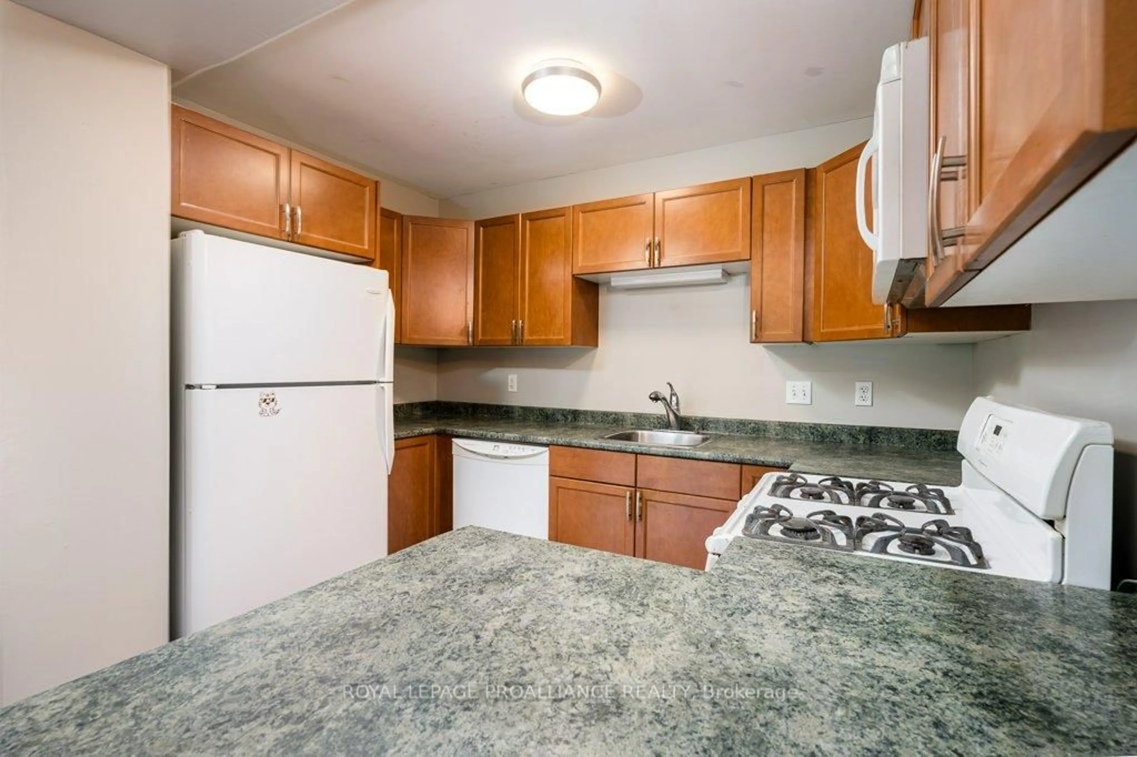 Standard kitchen, unknown for 35 Albion St #16, Belleville Ontario K8N 5Y8