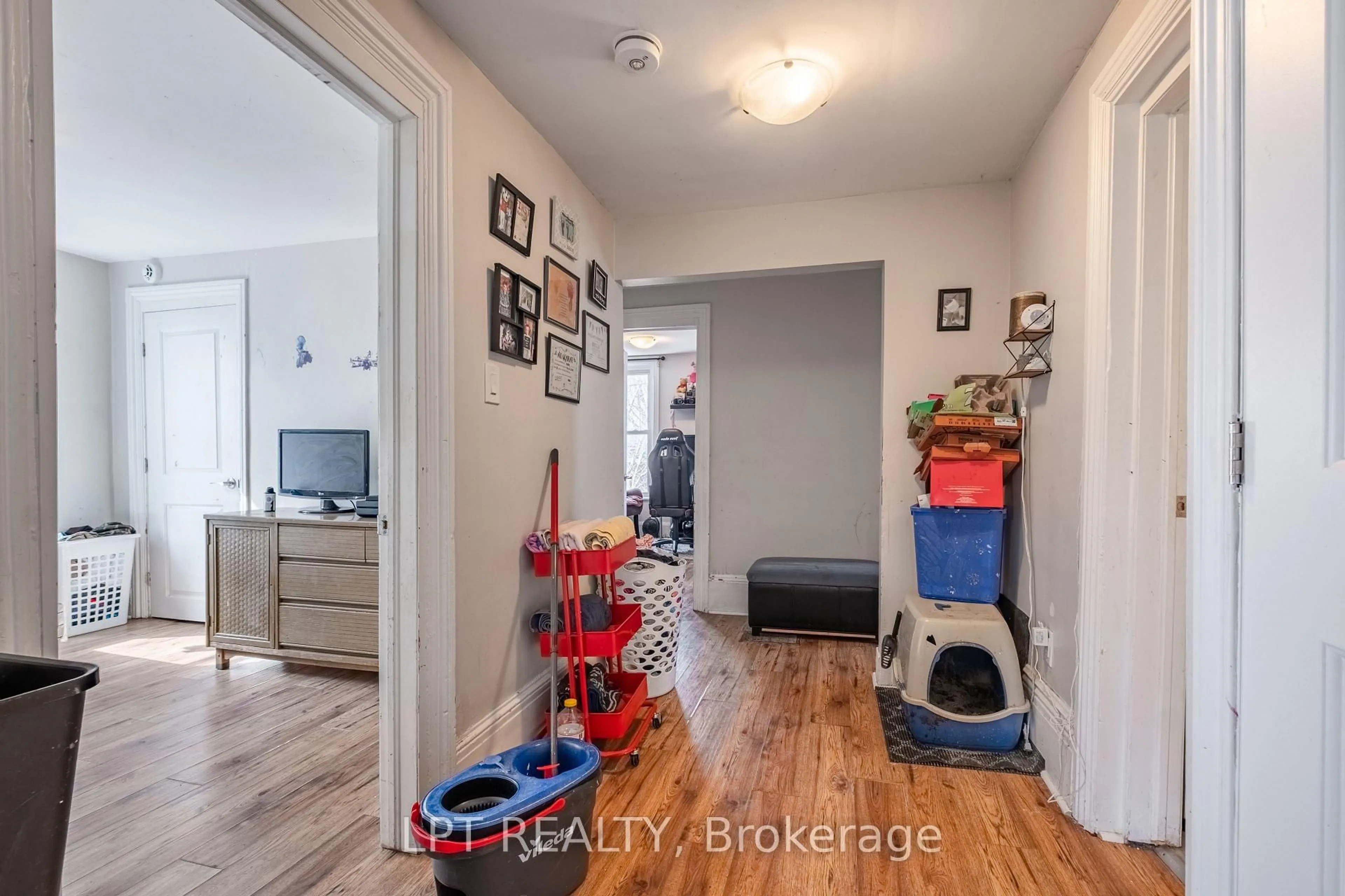 Indoor entryway for 695 Victoria St, Kingston Ontario K7K 4S6