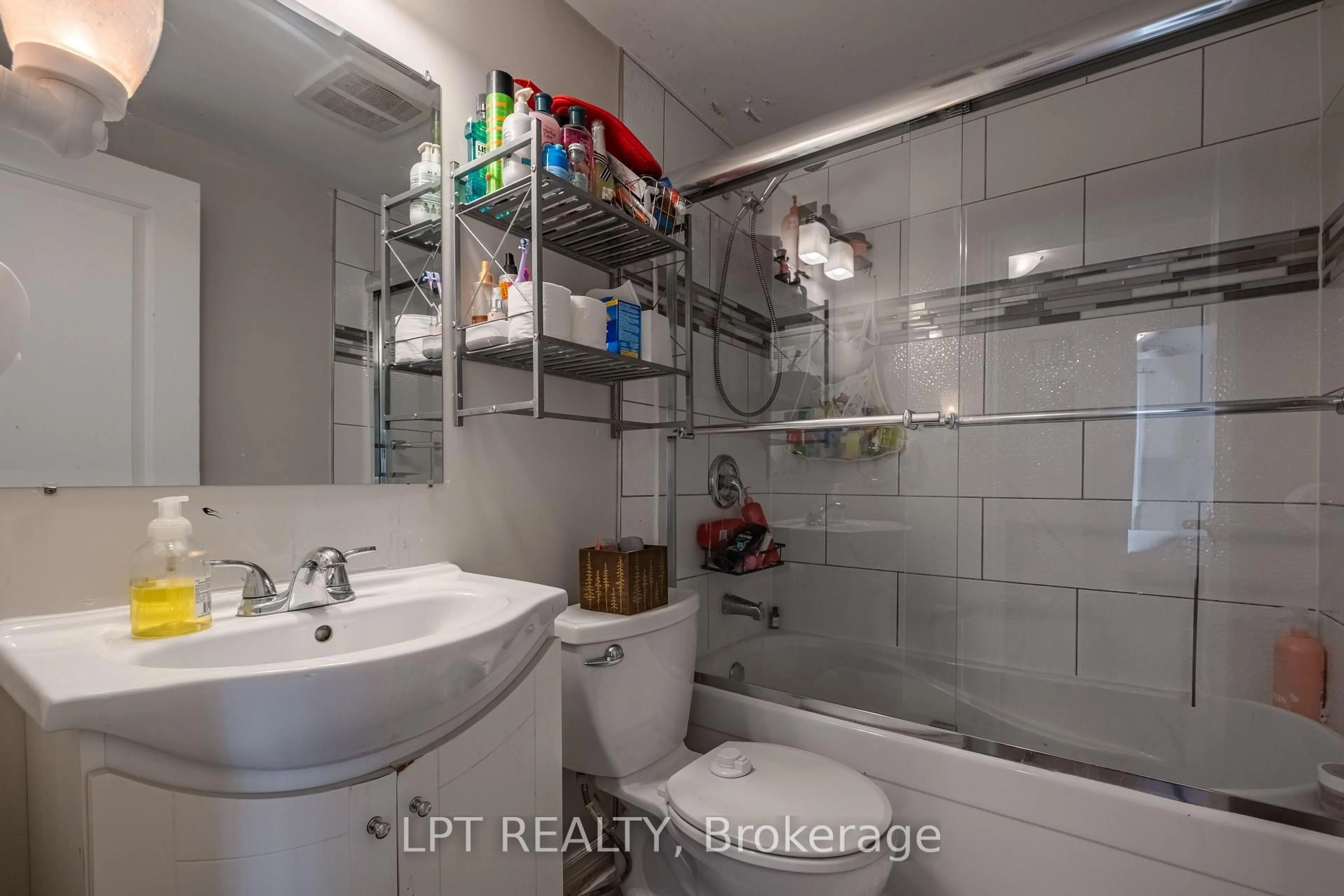 Standard bathroom, ceramic/tile floor for 695 Victoria St, Kingston Ontario K7K 4S6