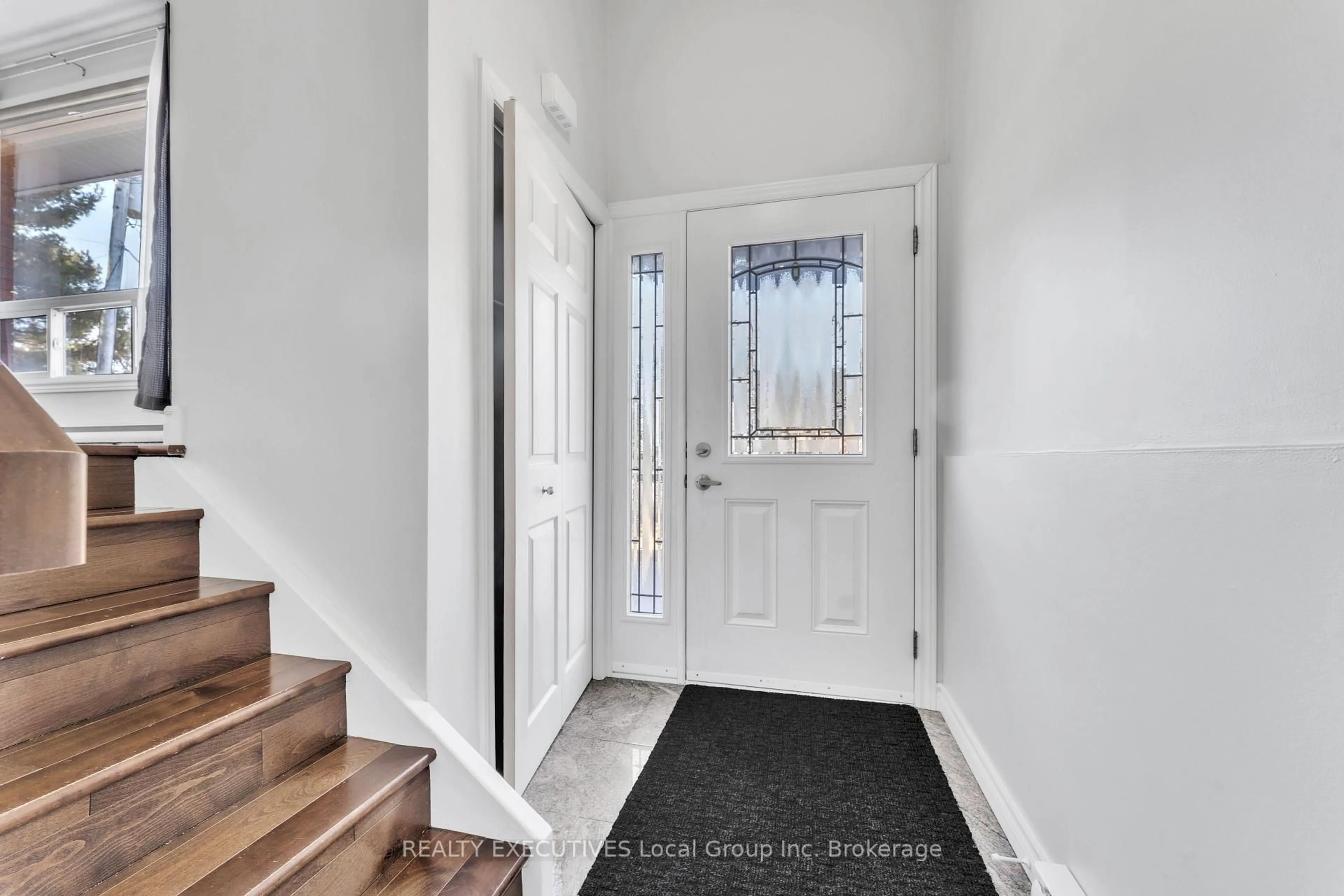 Indoor entryway for 904 Premier Rd #2, North Bay Ontario P1A 2H5
