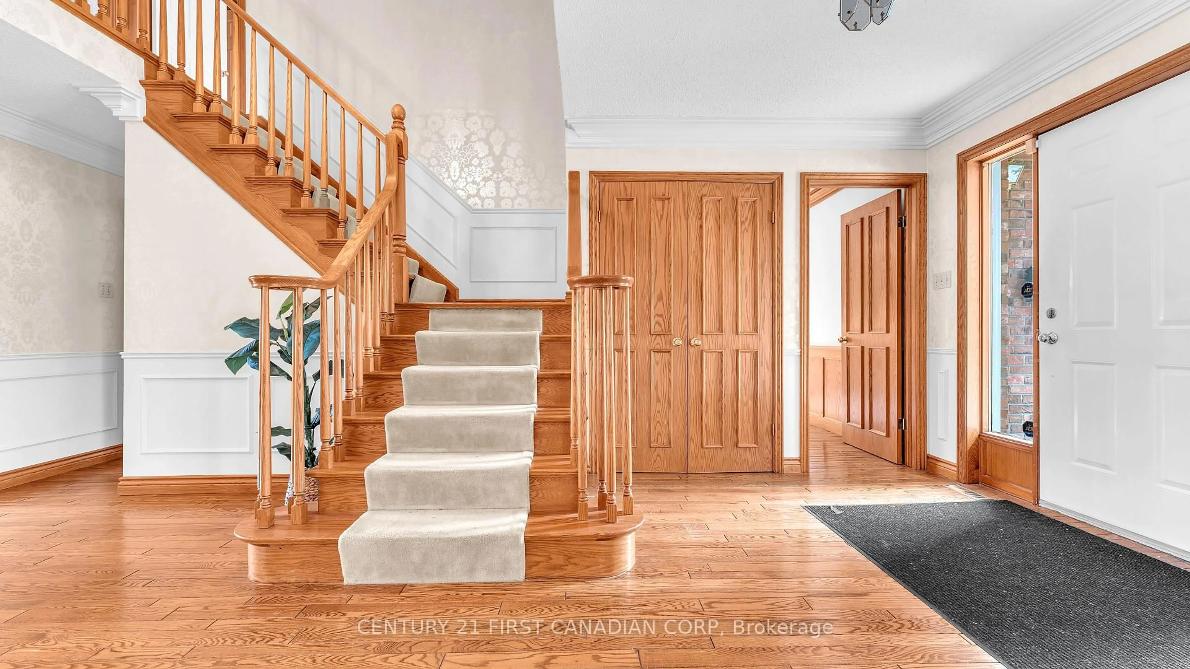 Indoor entryway for 7 Ravenglass Cres, London North Ontario N6G 4K1