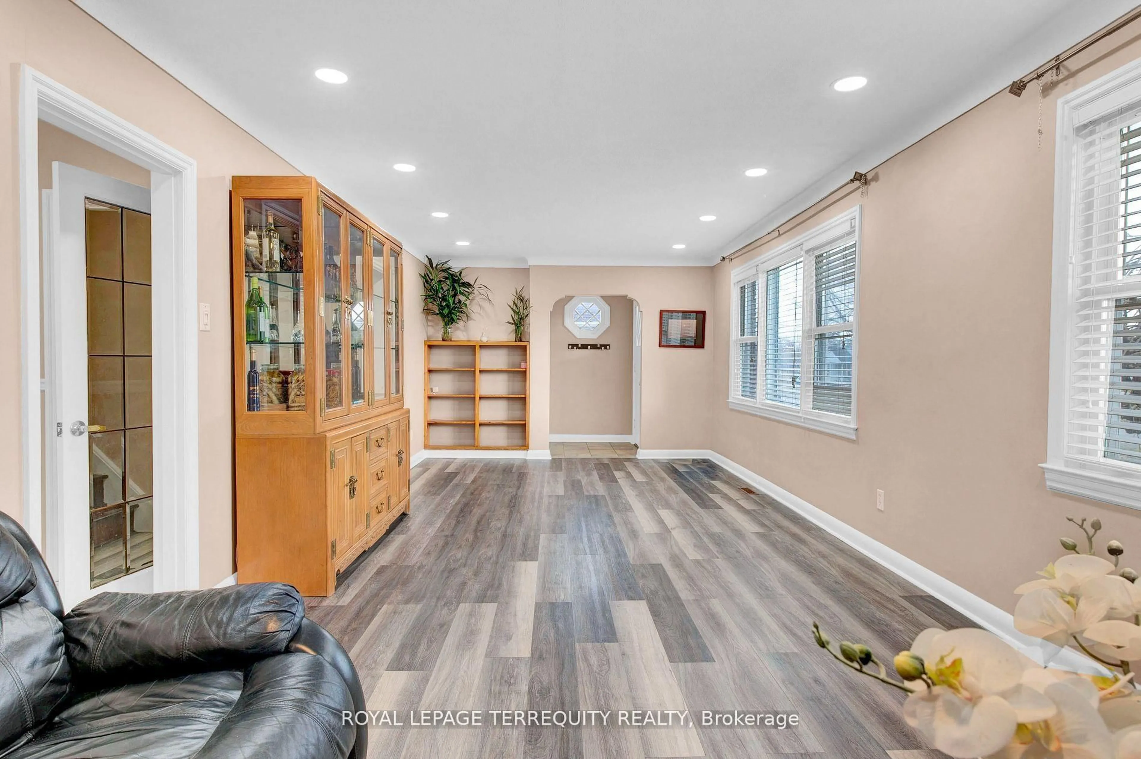 Indoor entryway for 5 Mcmann Dr, Thorold Ontario L2V 2V3