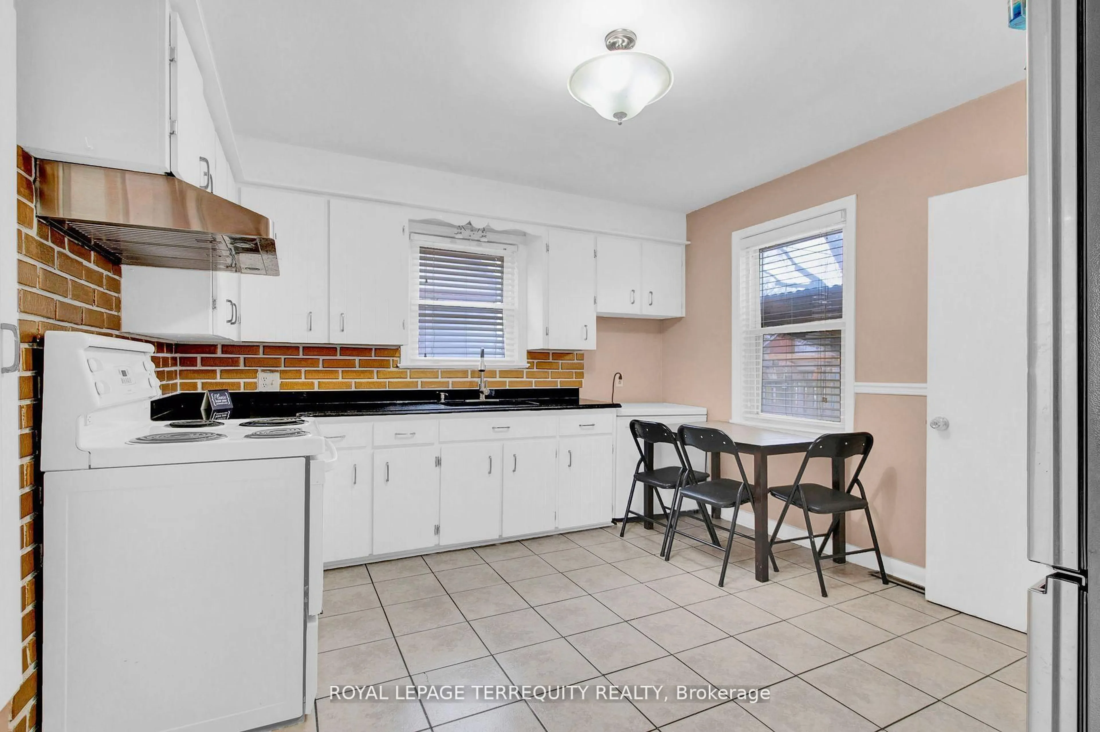 Standard kitchen, ceramic/tile floor for 5 Mcmann Dr, Thorold Ontario L2V 2V3