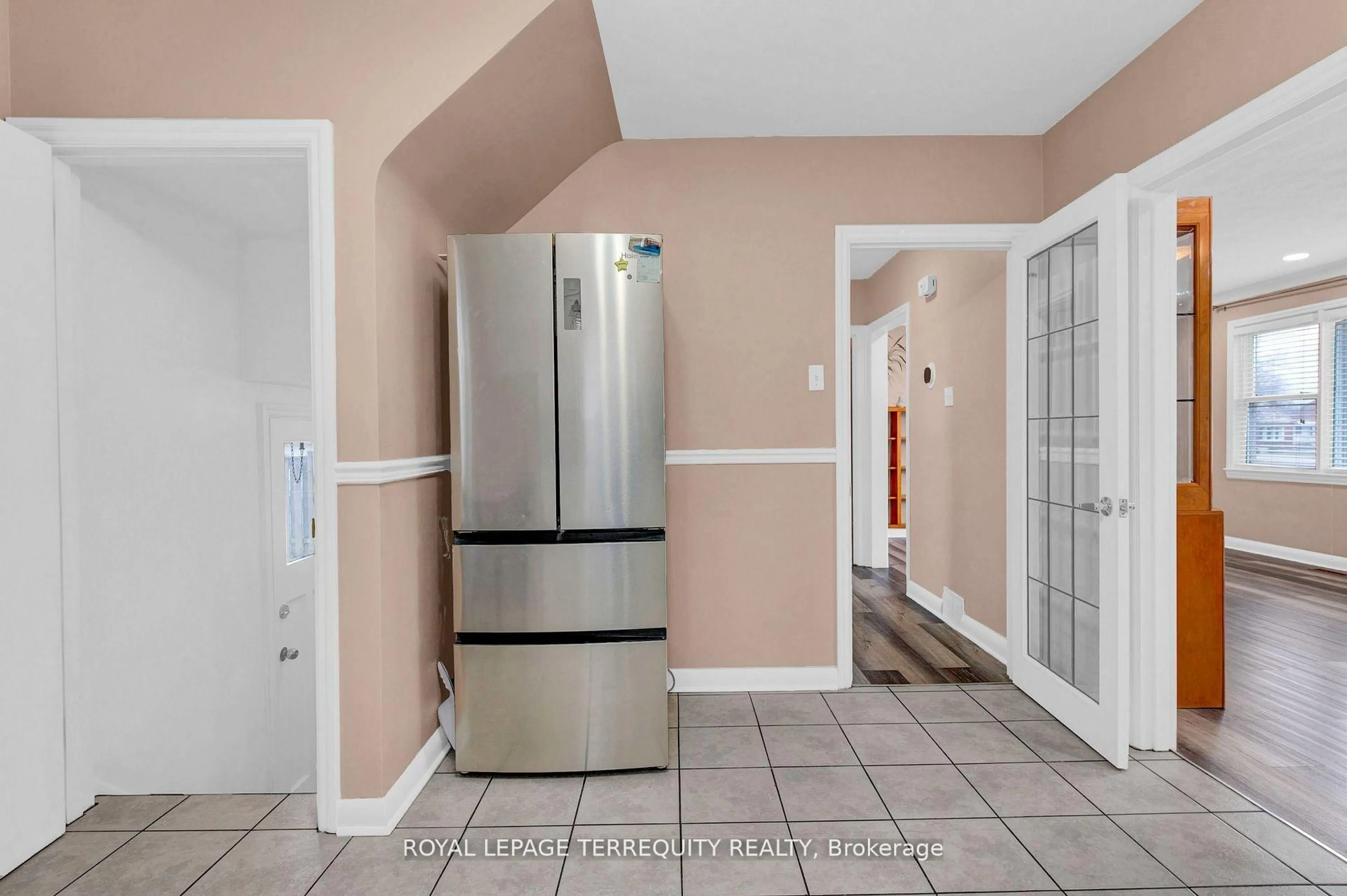 Indoor entryway for 5 Mcmann Dr, Thorold Ontario L2V 2V3
