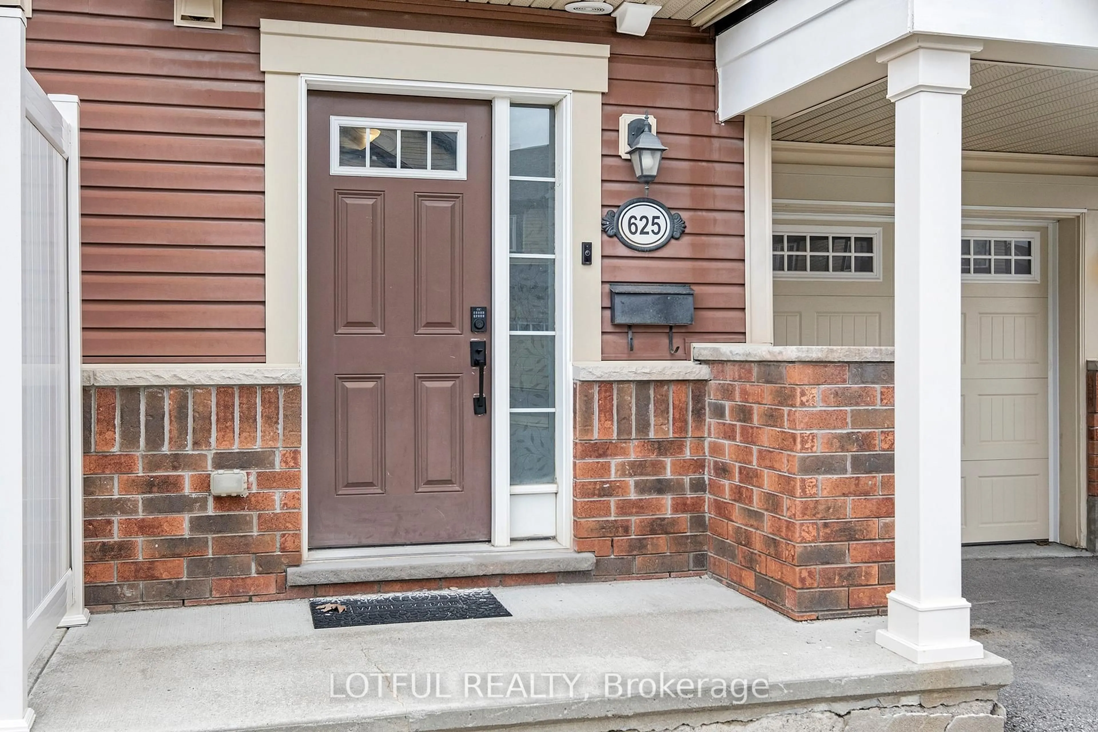 Indoor entryway for 625 Bluegill Ave, Ottawa Ontario K2J 5Y8