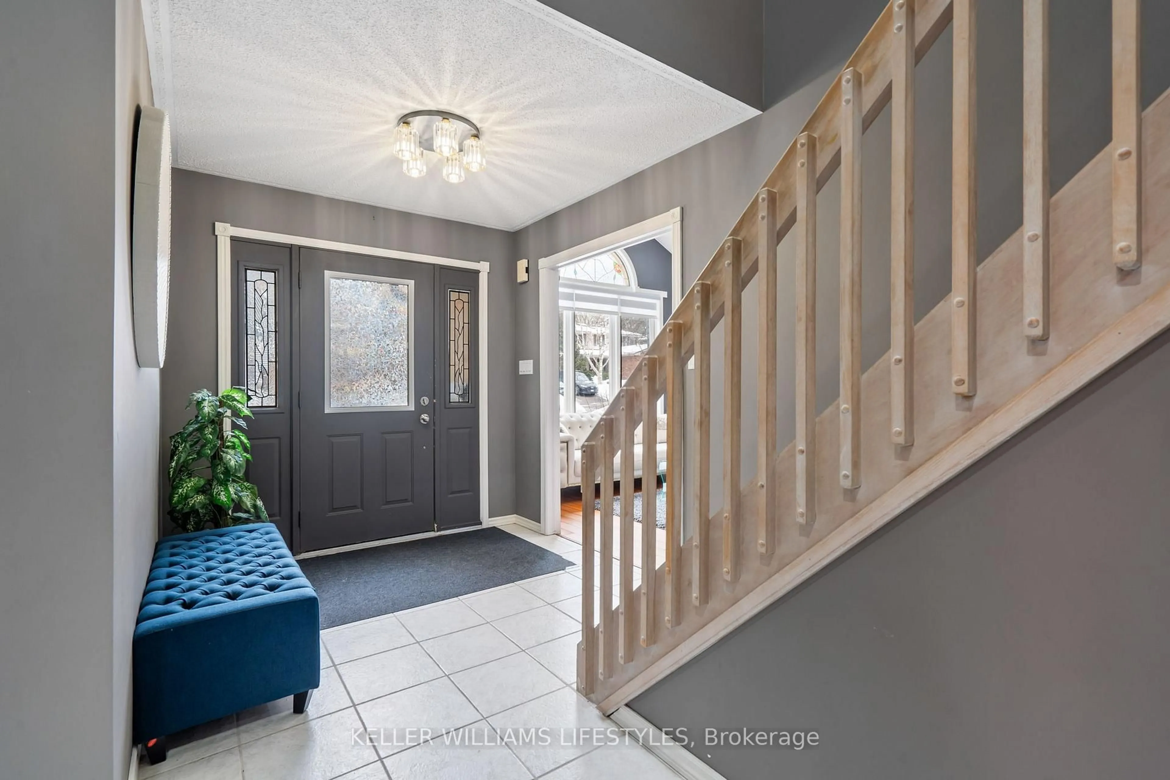 Indoor entryway for 635 Grand View Ave, London South Ontario N6K 3G1