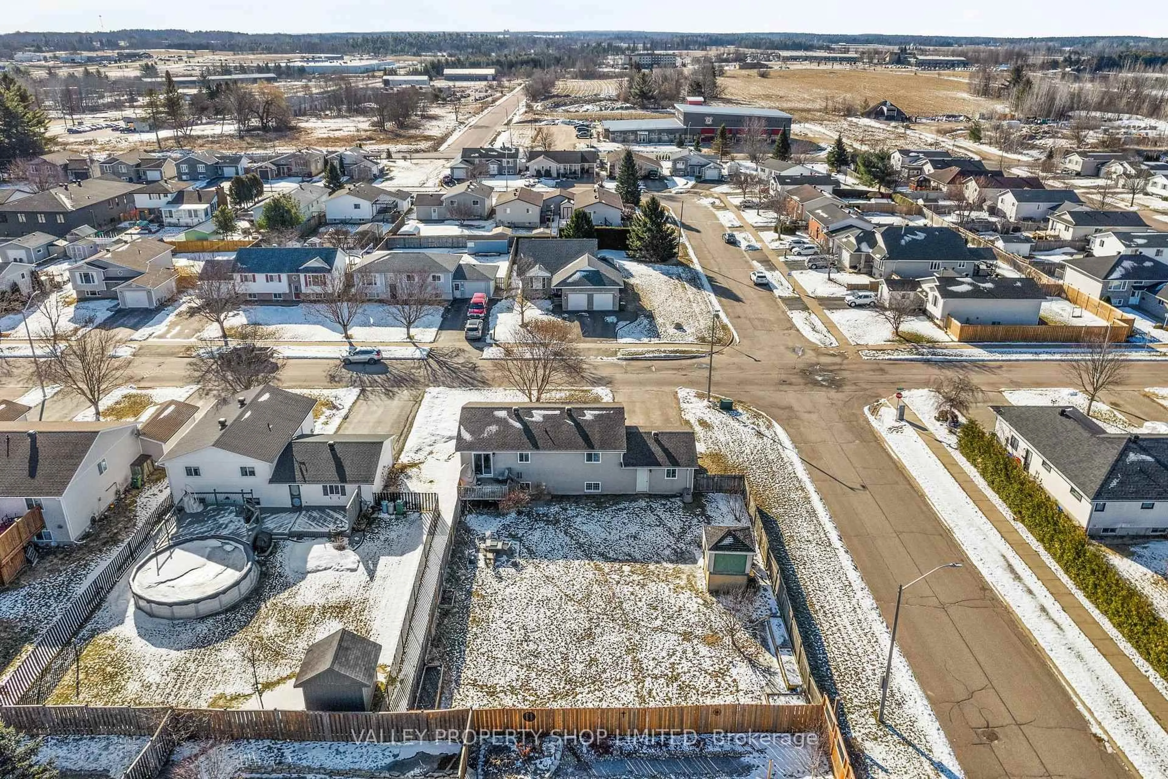 A pic from outside/outdoor area/front of a property/back of a property/a pic from drone, street for 612 Moss Dr, Pembroke Ontario K8A 3Y9
