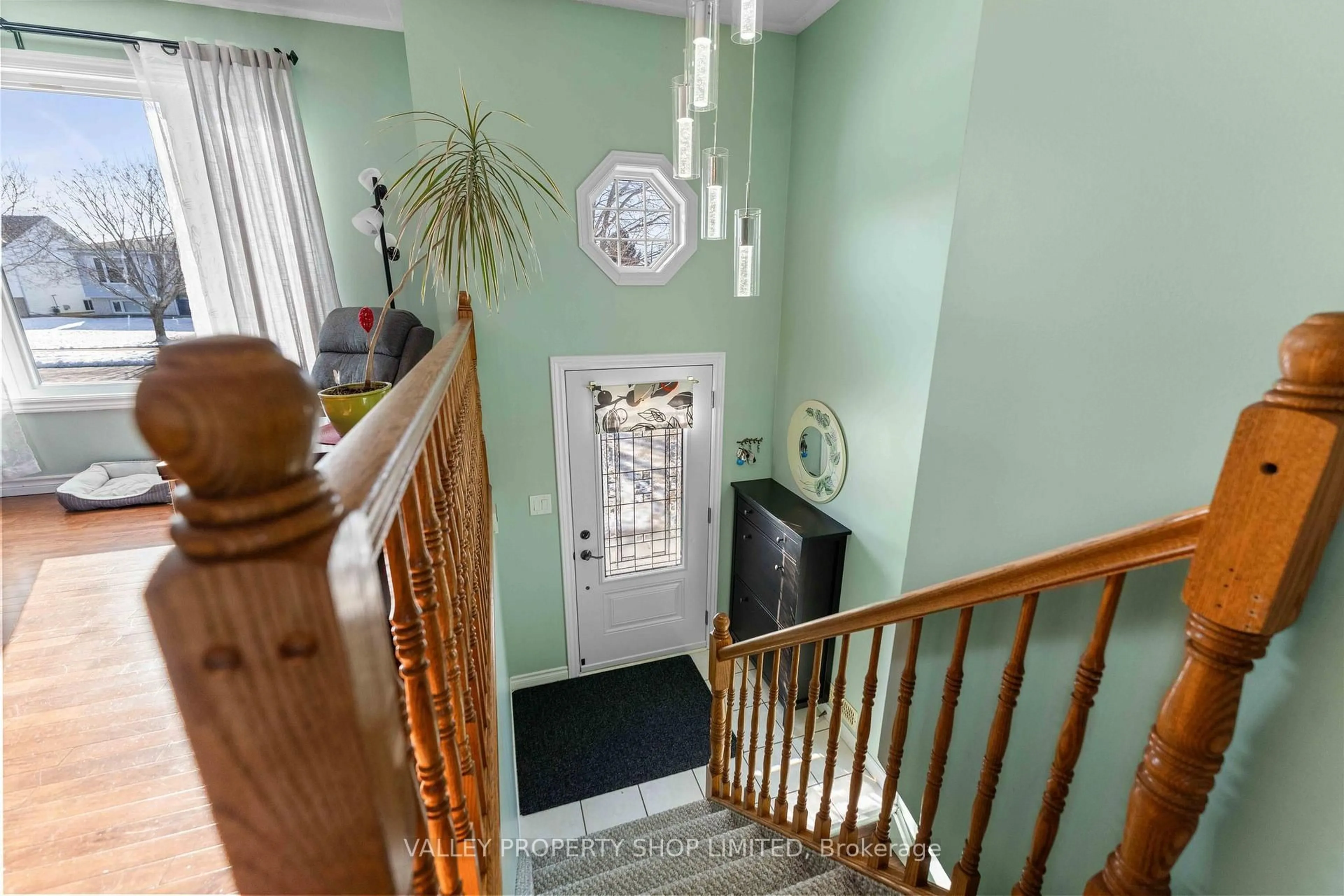 Indoor foyer for 612 Moss Dr, Pembroke Ontario K8A 3Y9