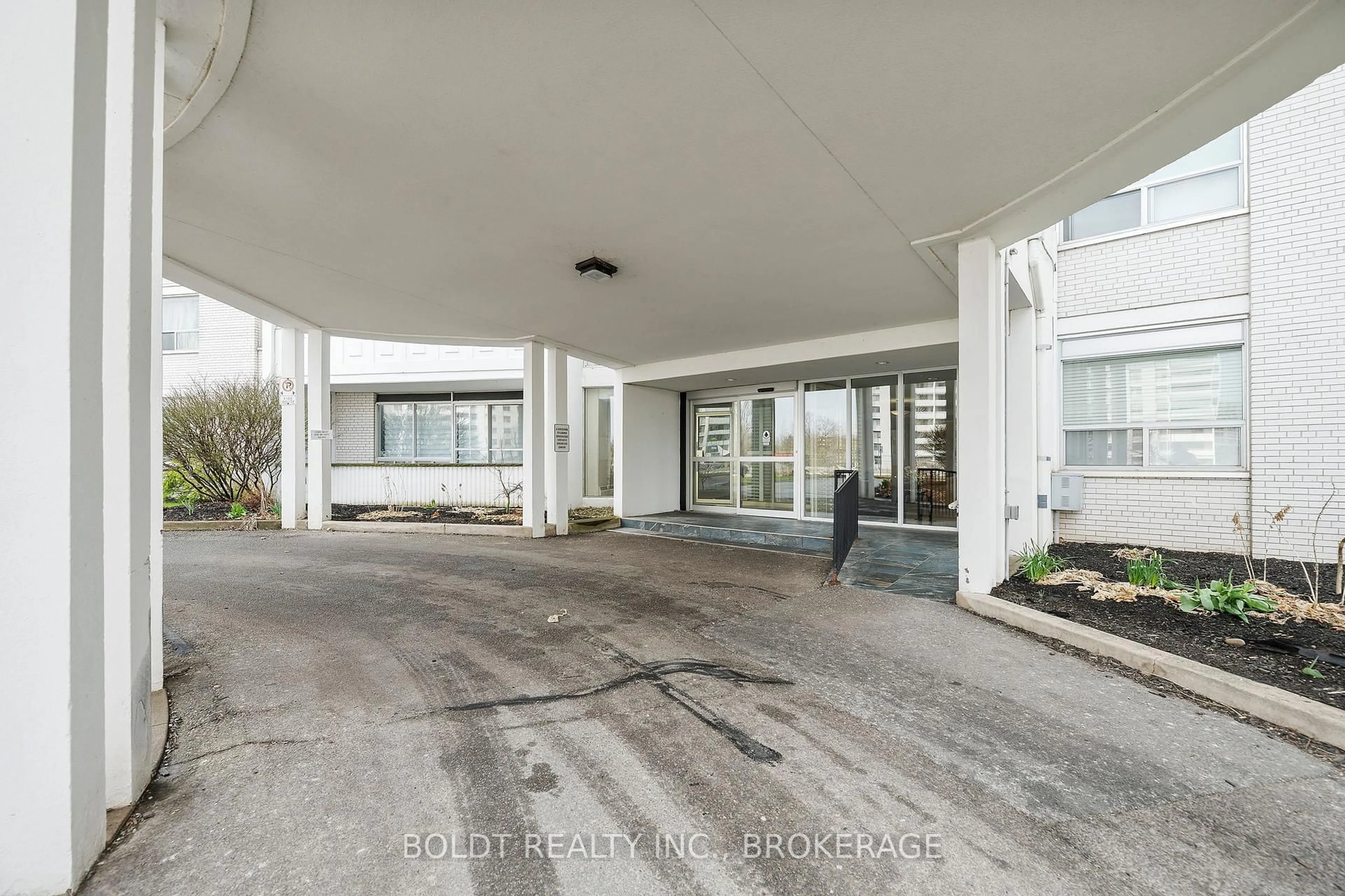 Indoor foyer for 35 Towering Heights Blvd #809, St. Catharines Ontario L2T 3G8